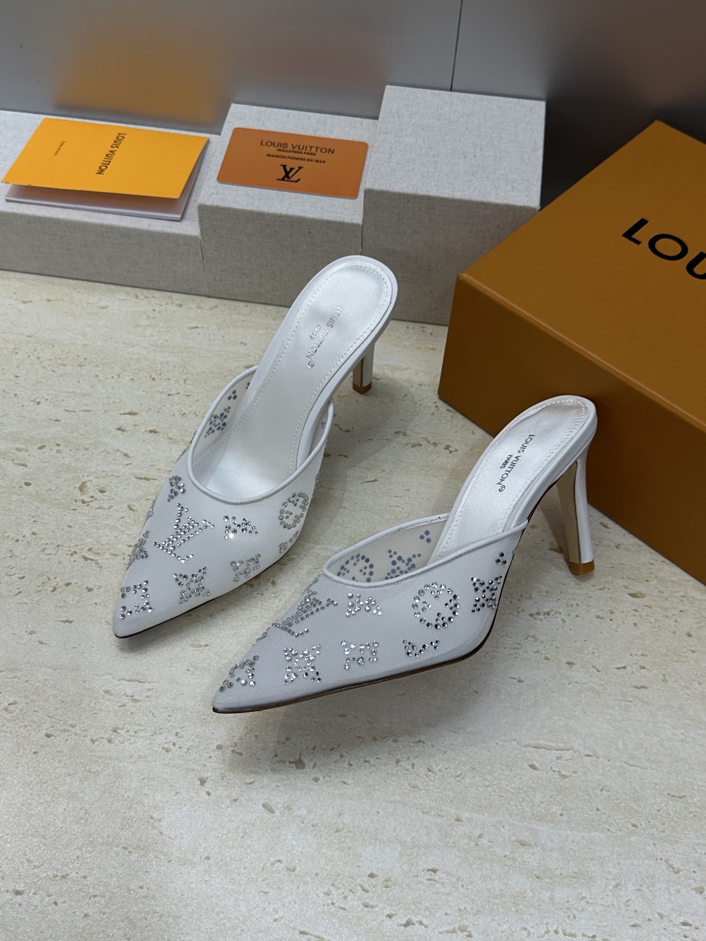 Louis Vuitton 2026早春新款高跟水钻女鞋 LV 字母logo烫钻细跟尖头拼色穆勒凉拖鞋材