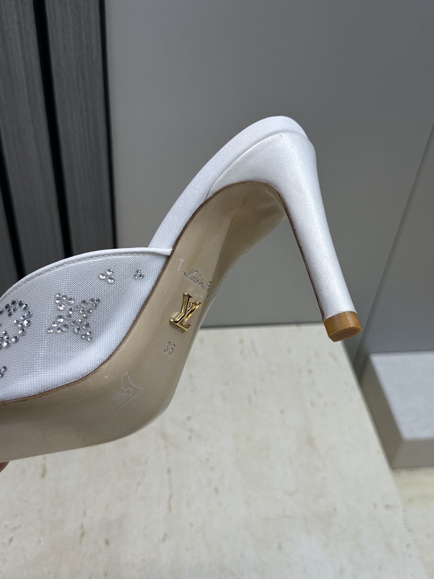 Louis Vuitton 2026早春新款高跟水钻女鞋 LV 字母logo烫钻细跟尖头拼色穆勒凉拖鞋材