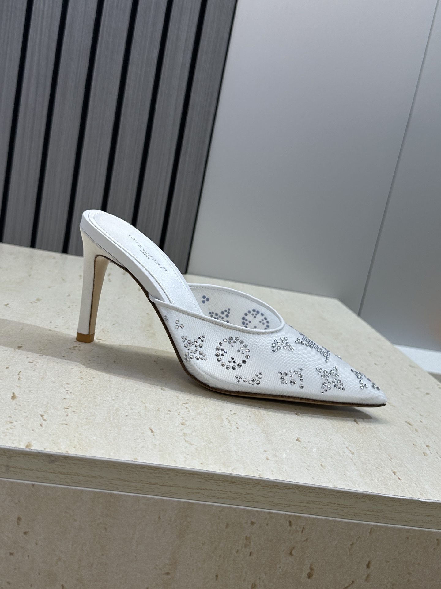 Louis Vuitton 2026早春新款高跟水钻女鞋 LV 字母logo烫钻细跟尖头拼色穆勒凉拖鞋材