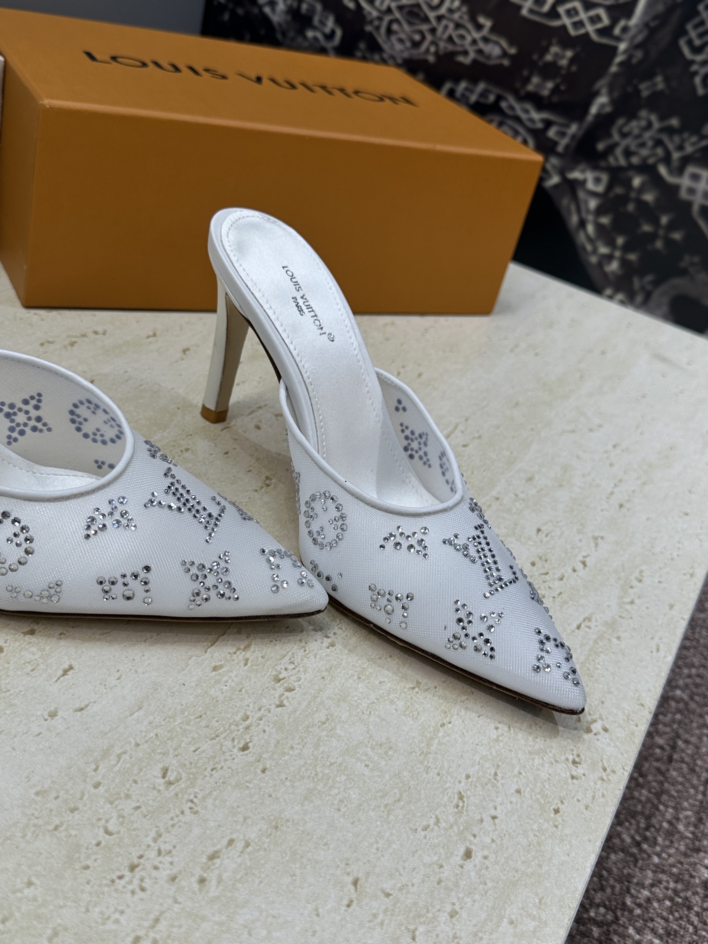 Louis Vuitton 2026早春新款高跟水钻女鞋 LV 字母logo烫钻细跟尖头拼色穆勒凉拖鞋材
