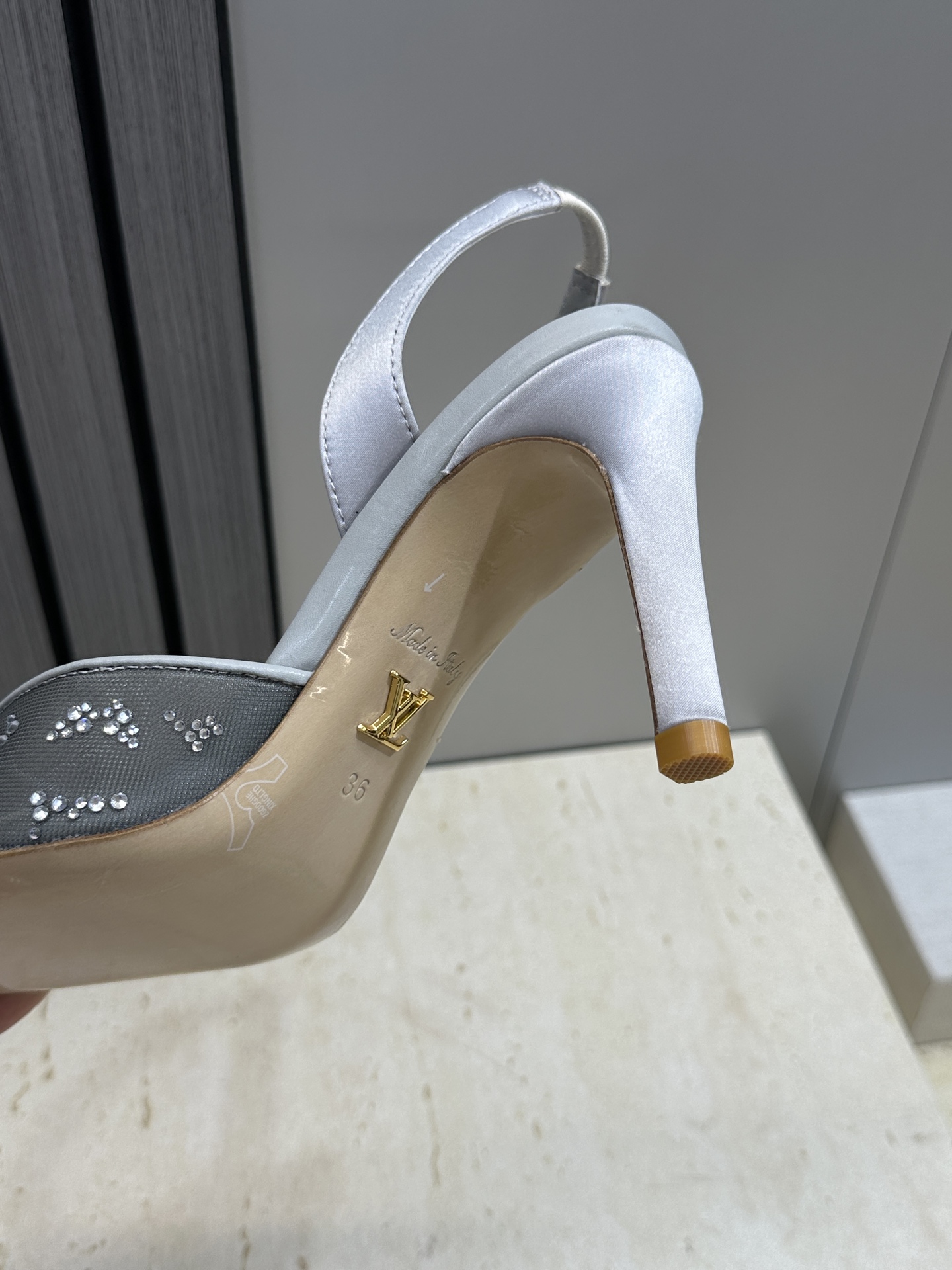 Louis Vuitton 2026早春新款高跟水钻女鞋 LV 字母logo烫钻细跟尖头拼色后空凉拖鞋材
