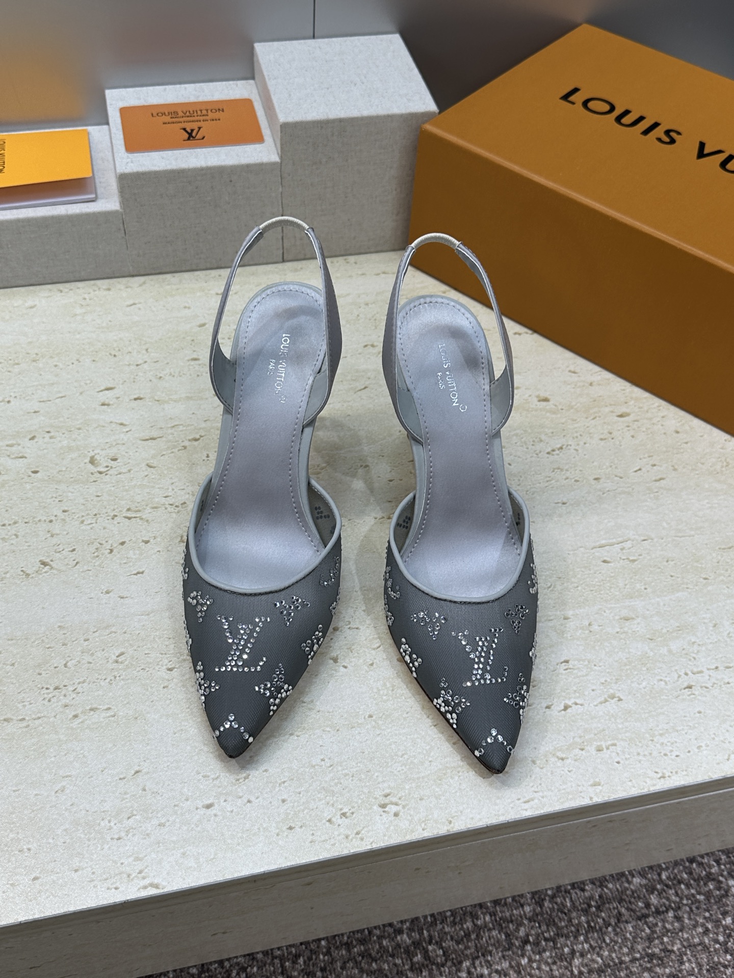 Louis Vuitton 2026早春新款高跟水钻女鞋 LV 字母logo烫钻细跟尖头拼色后空凉拖鞋材
