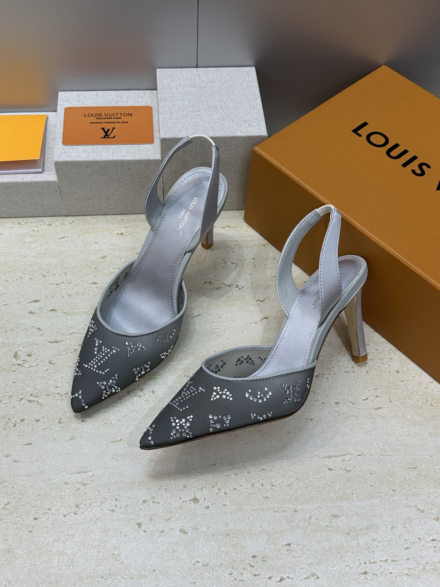 Louis Vuitton 2026早春新款高跟水钻女鞋 LV 字母logo烫钻细跟尖头拼色后空凉拖鞋材