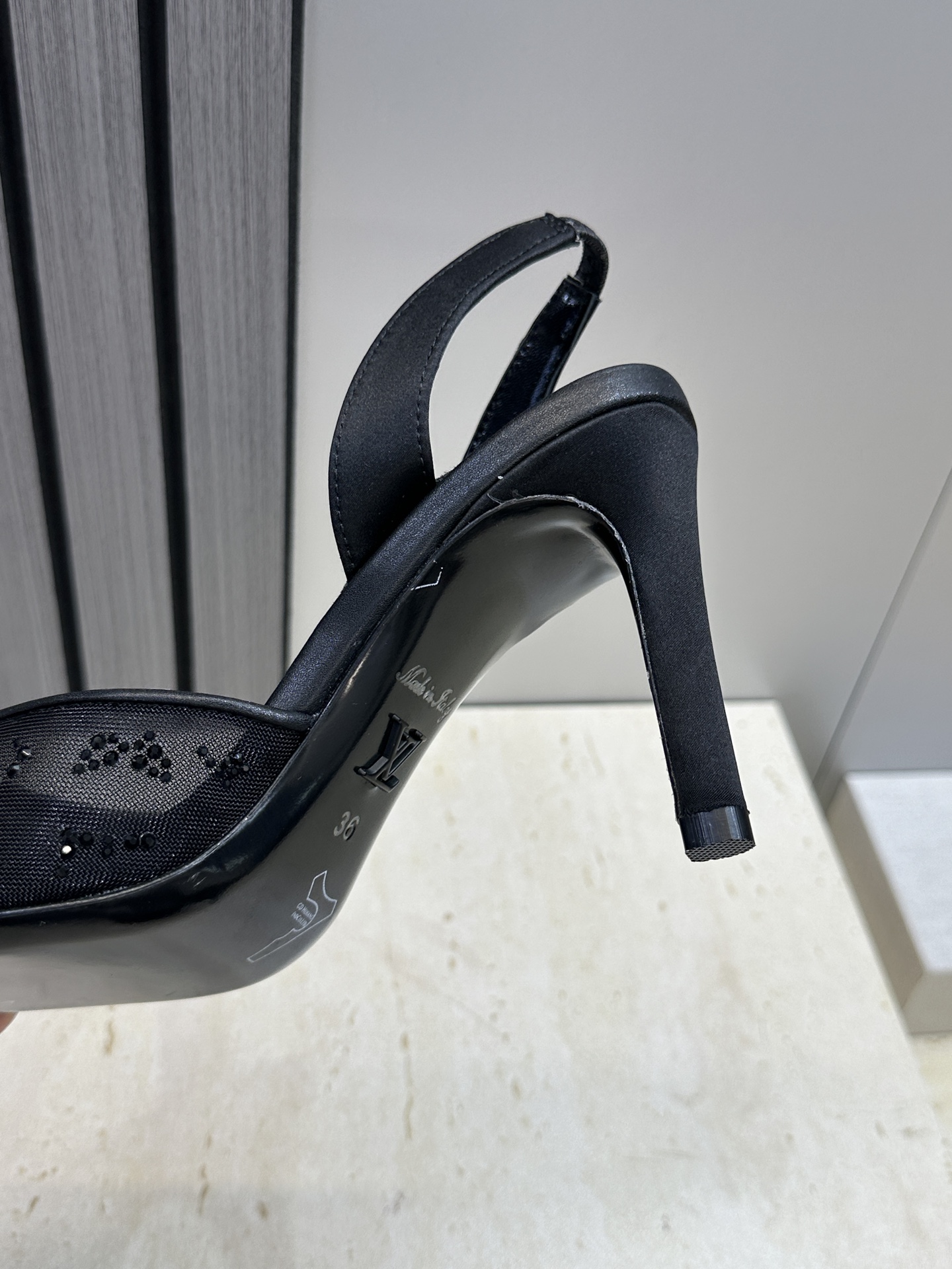 Louis Vuitton 2026早春新款高跟水钻女鞋 LV 字母logo烫钻细跟尖头拼色后空凉拖鞋材