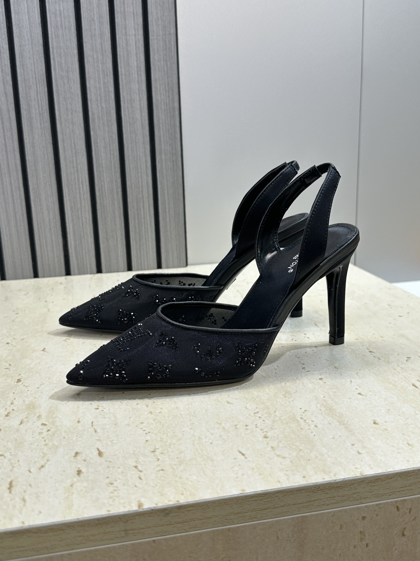 Louis Vuitton 2026早春新款高跟水钻女鞋 LV 字母logo烫钻细跟尖头拼色后空凉拖鞋材