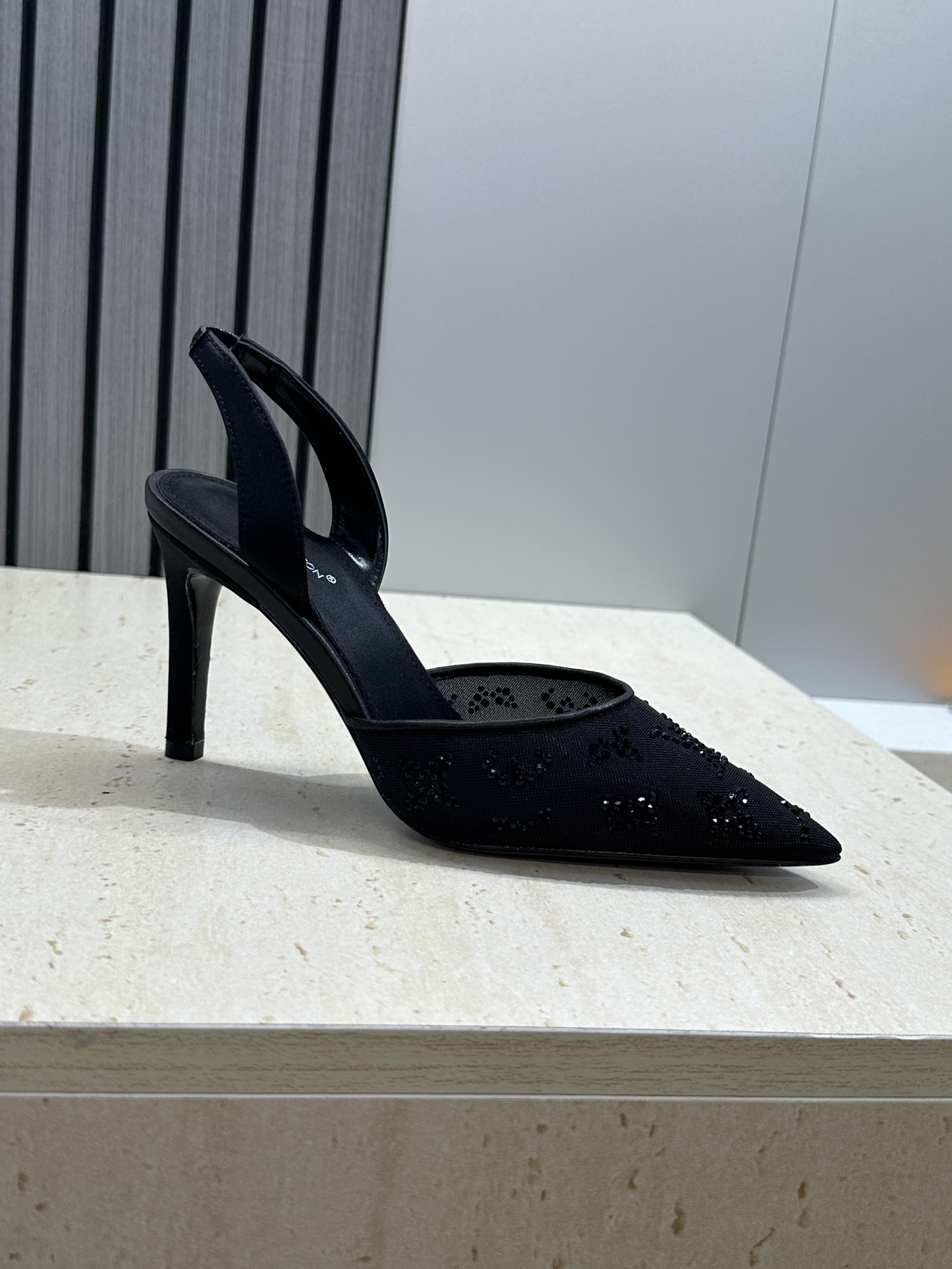 Louis Vuitton 2026早春新款高跟水钻女鞋 LV 字母logo烫钻细跟尖头拼色后空凉拖鞋材