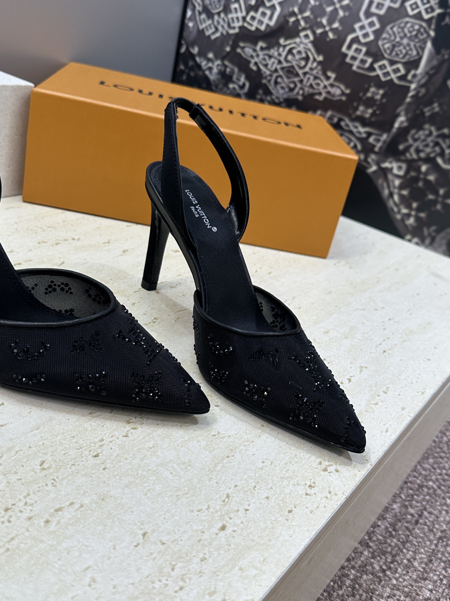 Louis Vuitton 2026早春新款高跟水钻女鞋 LV 字母logo烫钻细跟尖头拼色后空凉拖鞋材