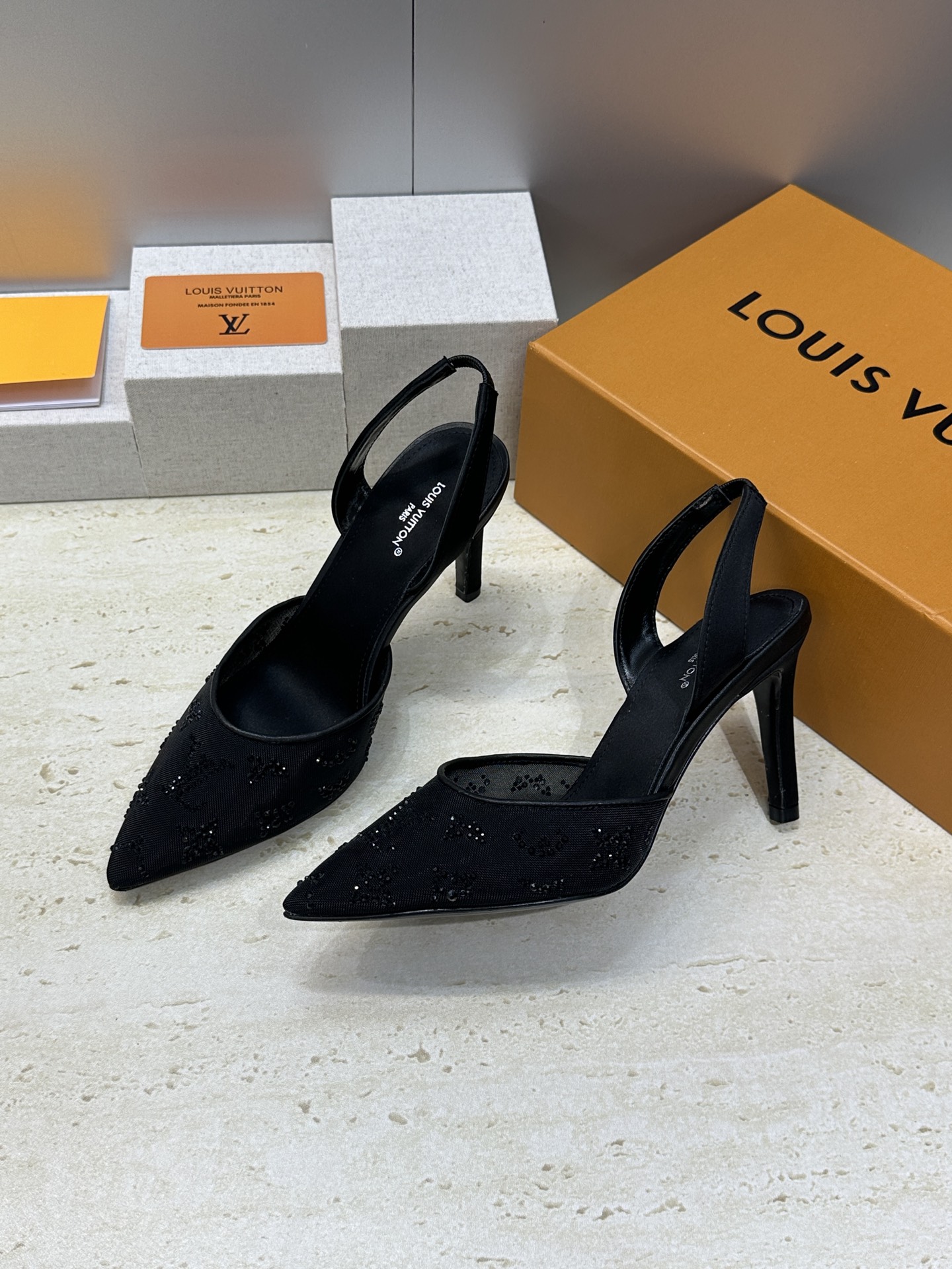 Louis Vuitton 2026早春新款高跟水钻女鞋 LV 字母logo烫钻细跟尖头拼色后空凉拖鞋材