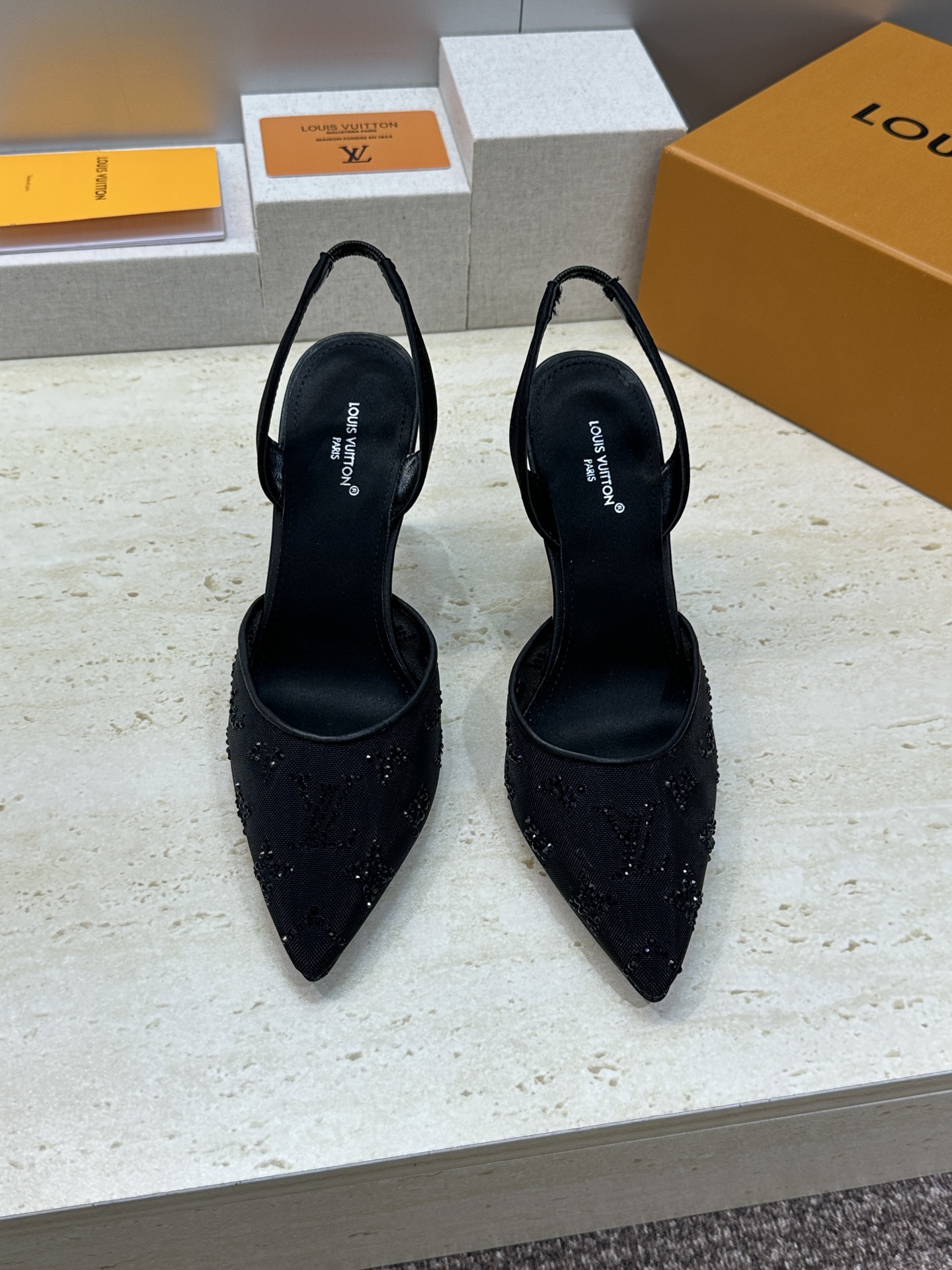 Louis Vuitton 2026早春新款高跟水钻女鞋 LV 字母logo烫钻细跟尖头拼色后空凉拖鞋材