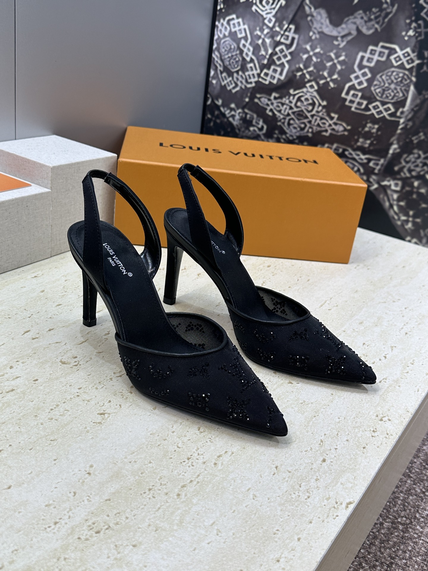 Louis Vuitton 2026早春新款高跟水钻女鞋 LV 字母logo烫钻细跟尖头拼色后空凉拖鞋材