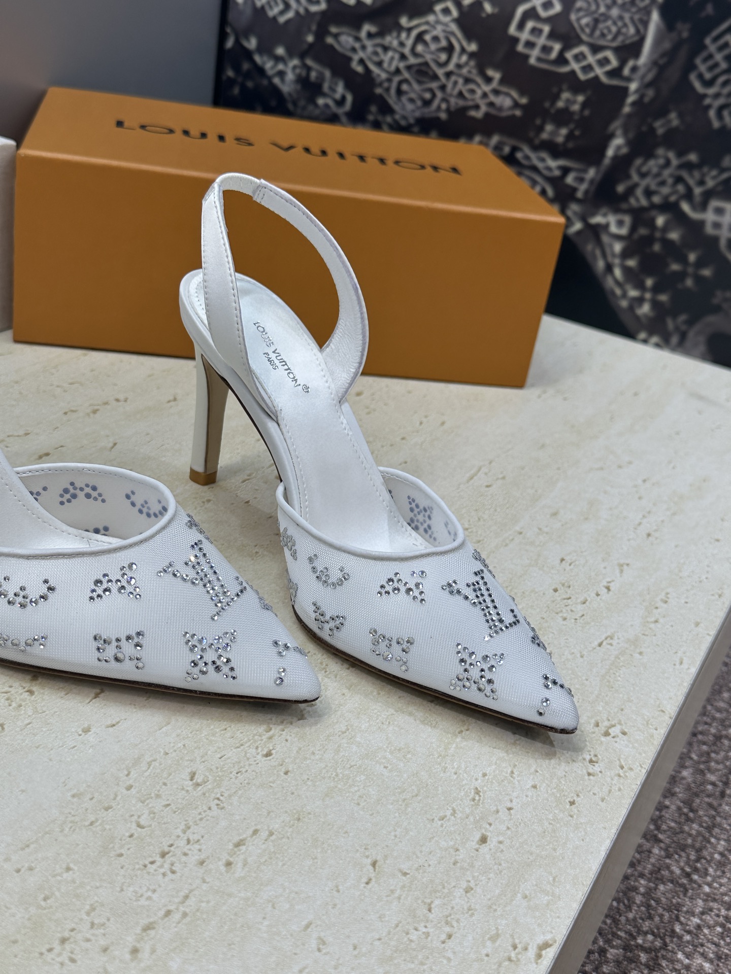Louis Vuitton 2026早春新款高跟水钻女鞋 LV 字母logo烫钻细跟尖头拼色后空凉拖鞋材