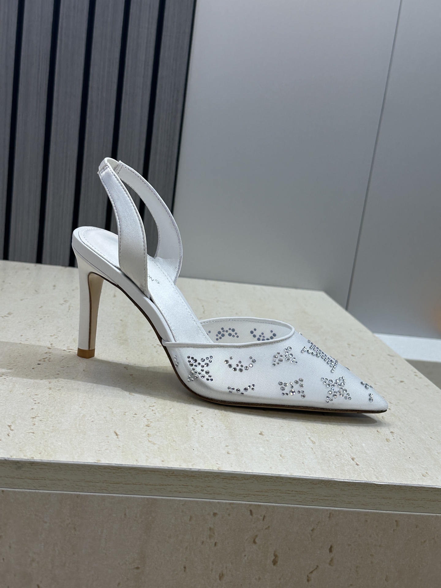 Louis Vuitton 2026早春新款高跟水钻女鞋 LV 字母logo烫钻细跟尖头拼色后空凉拖鞋材