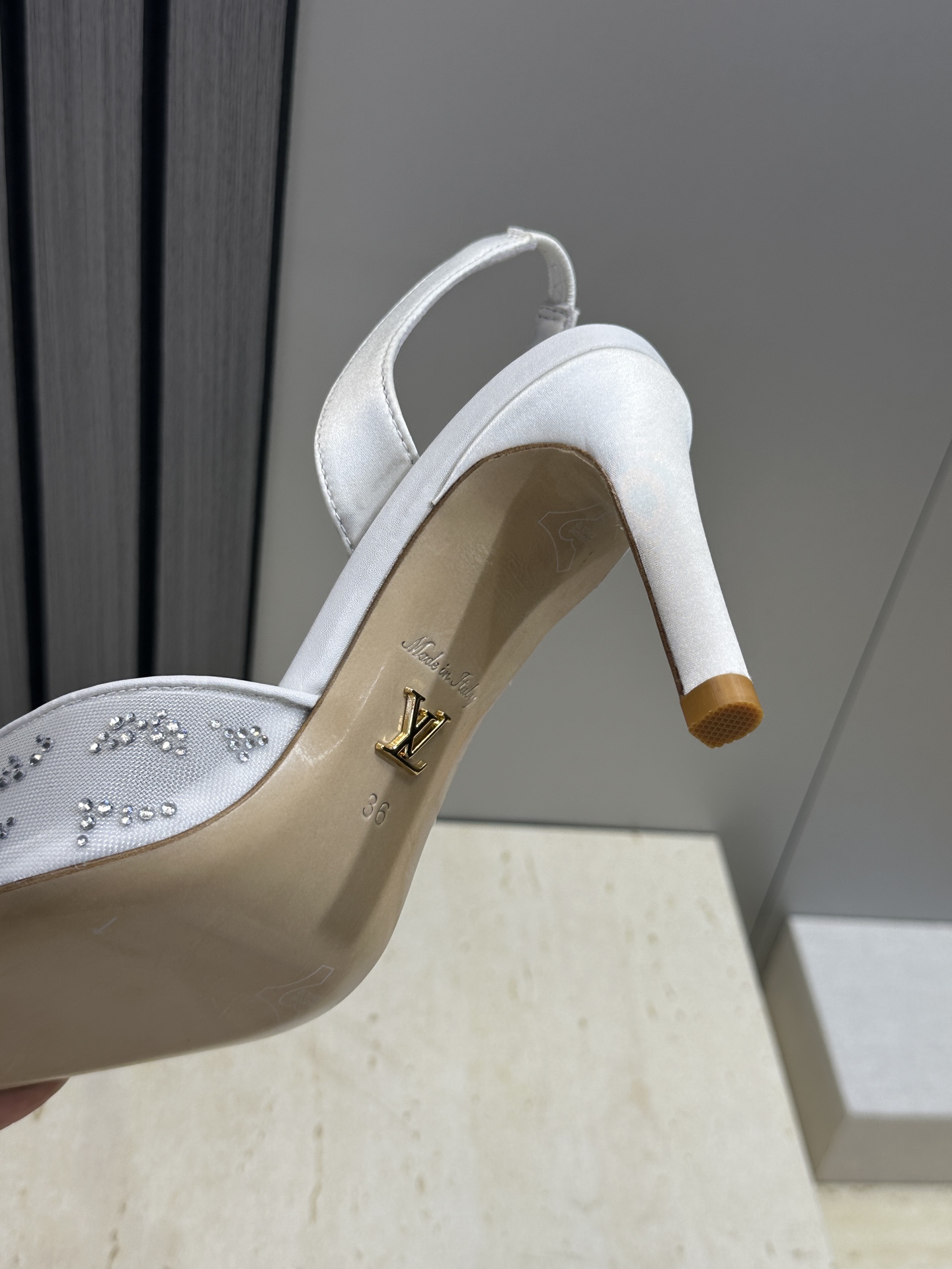 Louis Vuitton 2026早春新款高跟水钻女鞋 LV 字母logo烫钻细跟尖头拼色后空凉拖鞋材
