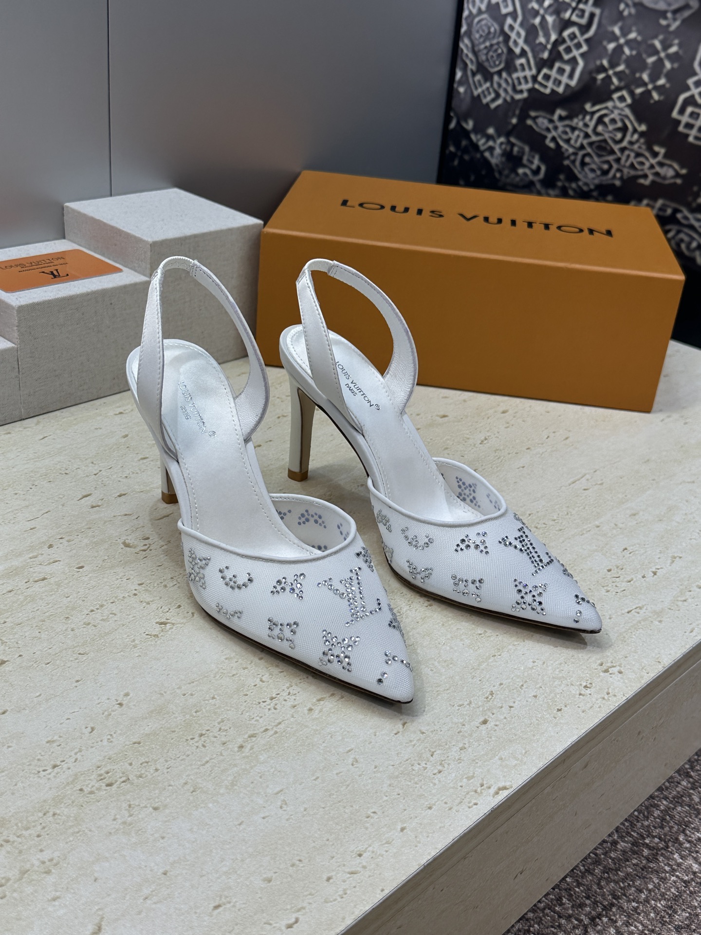 Louis Vuitton 2026早春新款高跟水钻女鞋 LV 字母logo烫钻细跟尖头拼色后空凉拖鞋材