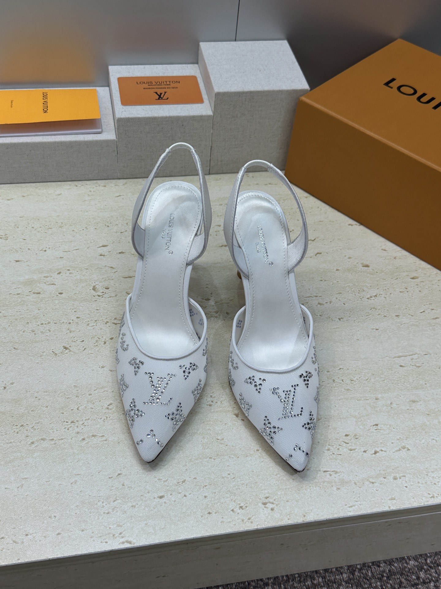 Louis Vuitton 2026早春新款高跟水钻女鞋 LV 字母logo烫钻细跟尖头拼色后空凉拖鞋材