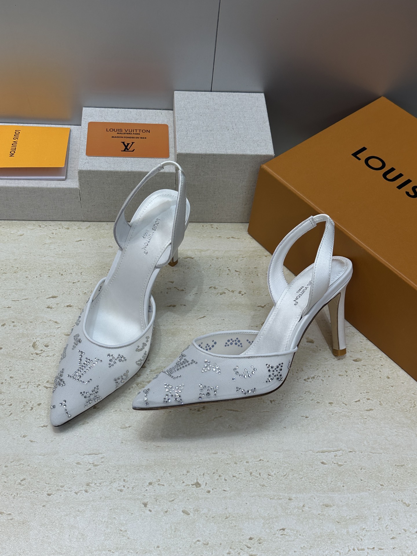 Louis Vuitton 2026早春新款高跟水钻女鞋 LV 字母logo烫钻细跟尖头拼色后空凉拖鞋材