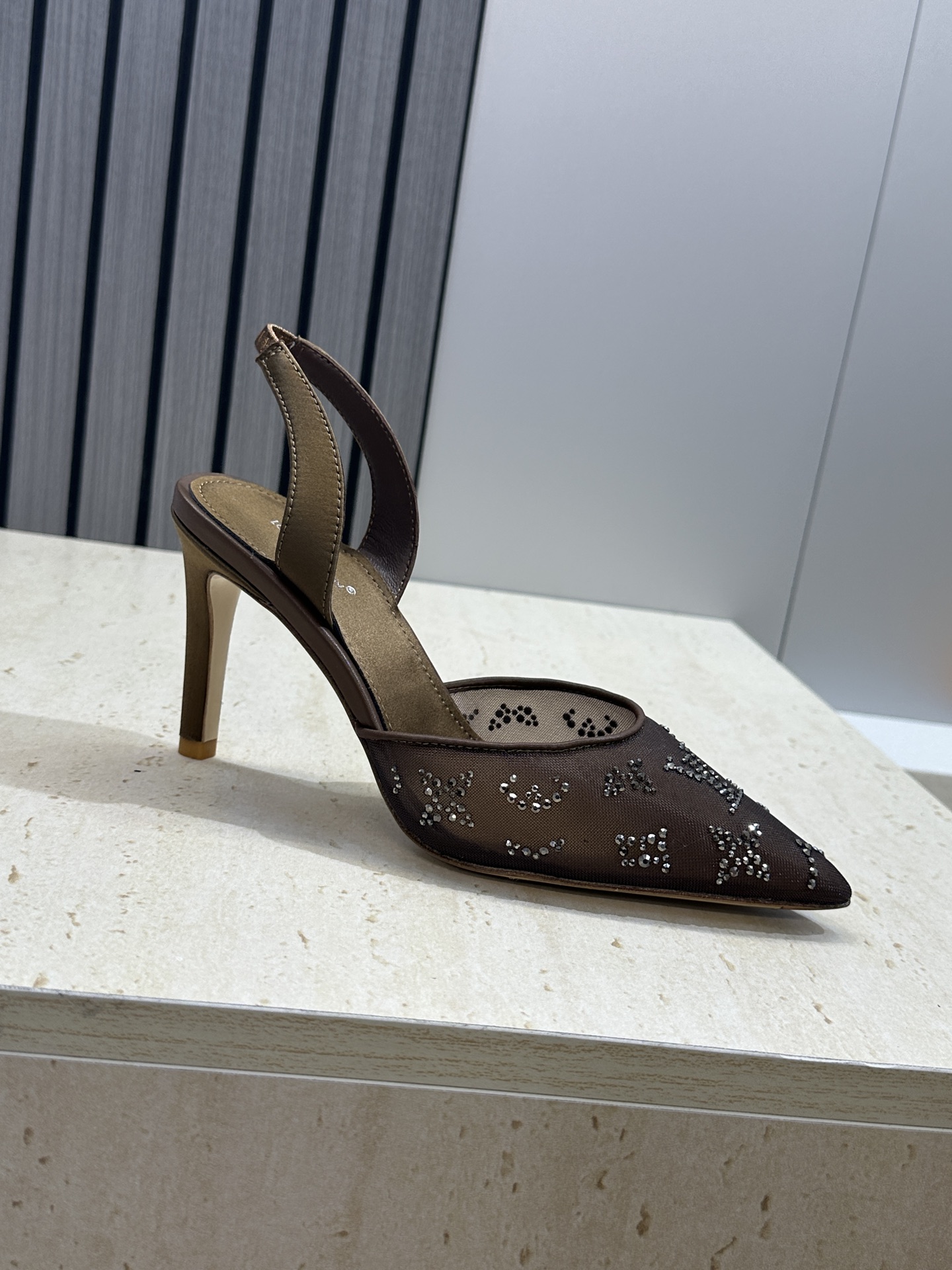 Louis Vuitton 2026早春新款高跟水钻女鞋 LV 字母logo烫钻细跟尖头拼色后空凉拖鞋材