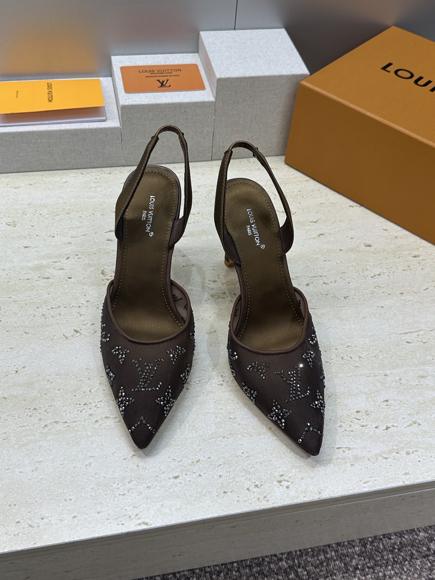 Louis Vuitton 2026早春新款高跟水钻女鞋 LV 字母logo烫钻细跟尖头拼色后空凉拖鞋材