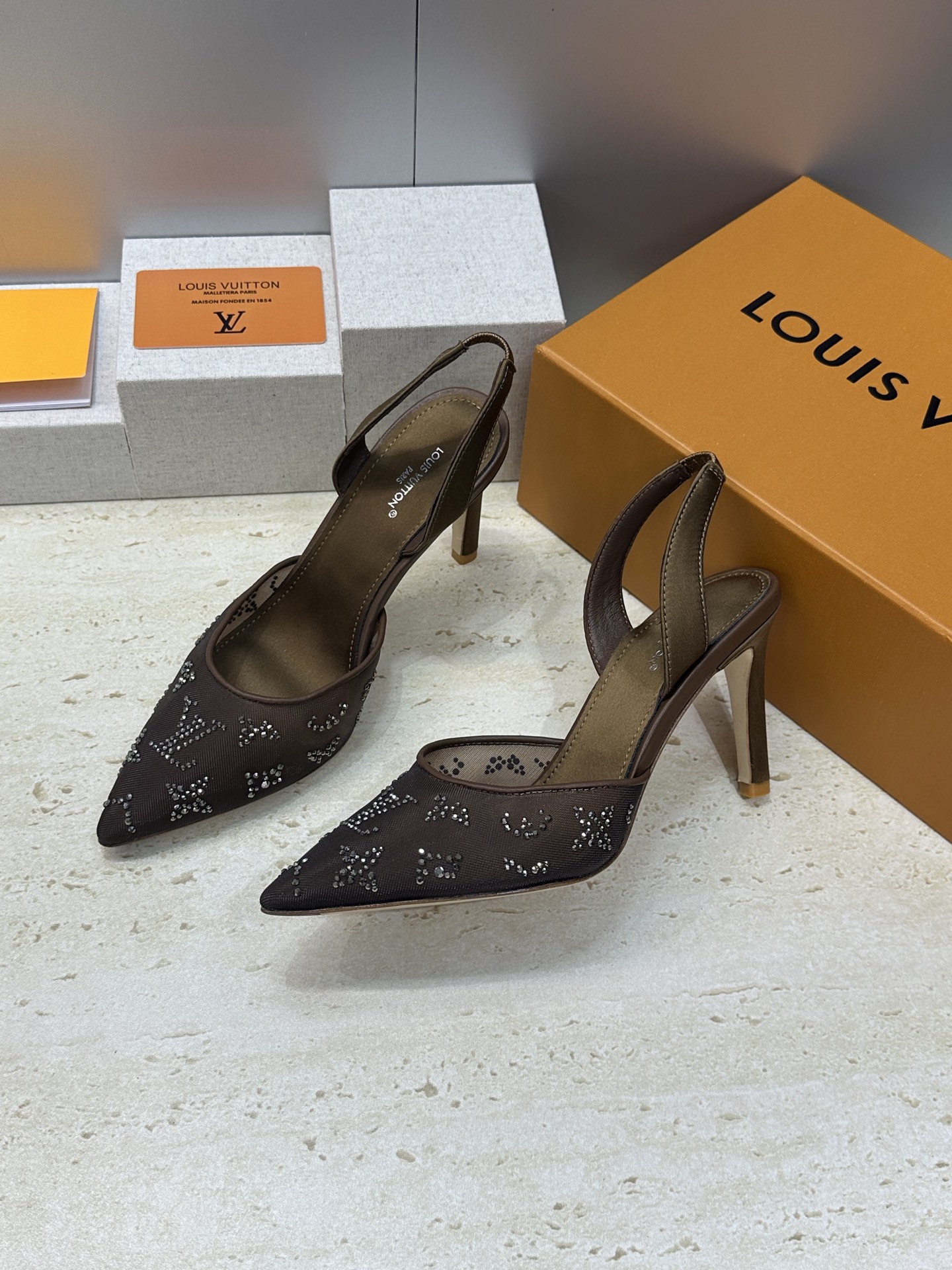 Louis Vuitton 2026早春新款高跟水钻女鞋 LV 字母logo烫钻细跟尖头拼色后空凉拖鞋材