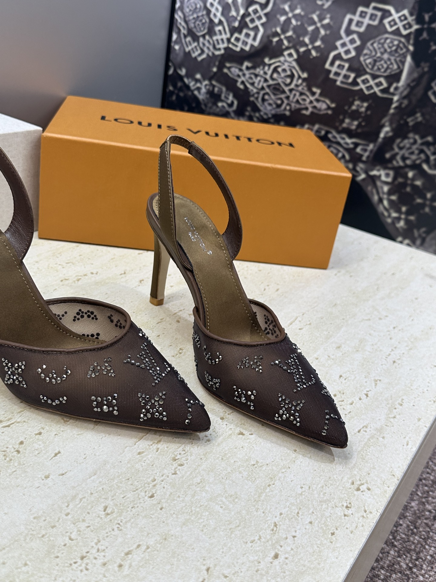Louis Vuitton 2026早春新款高跟水钻女鞋 LV 字母logo烫钻细跟尖头拼色后空凉拖鞋材