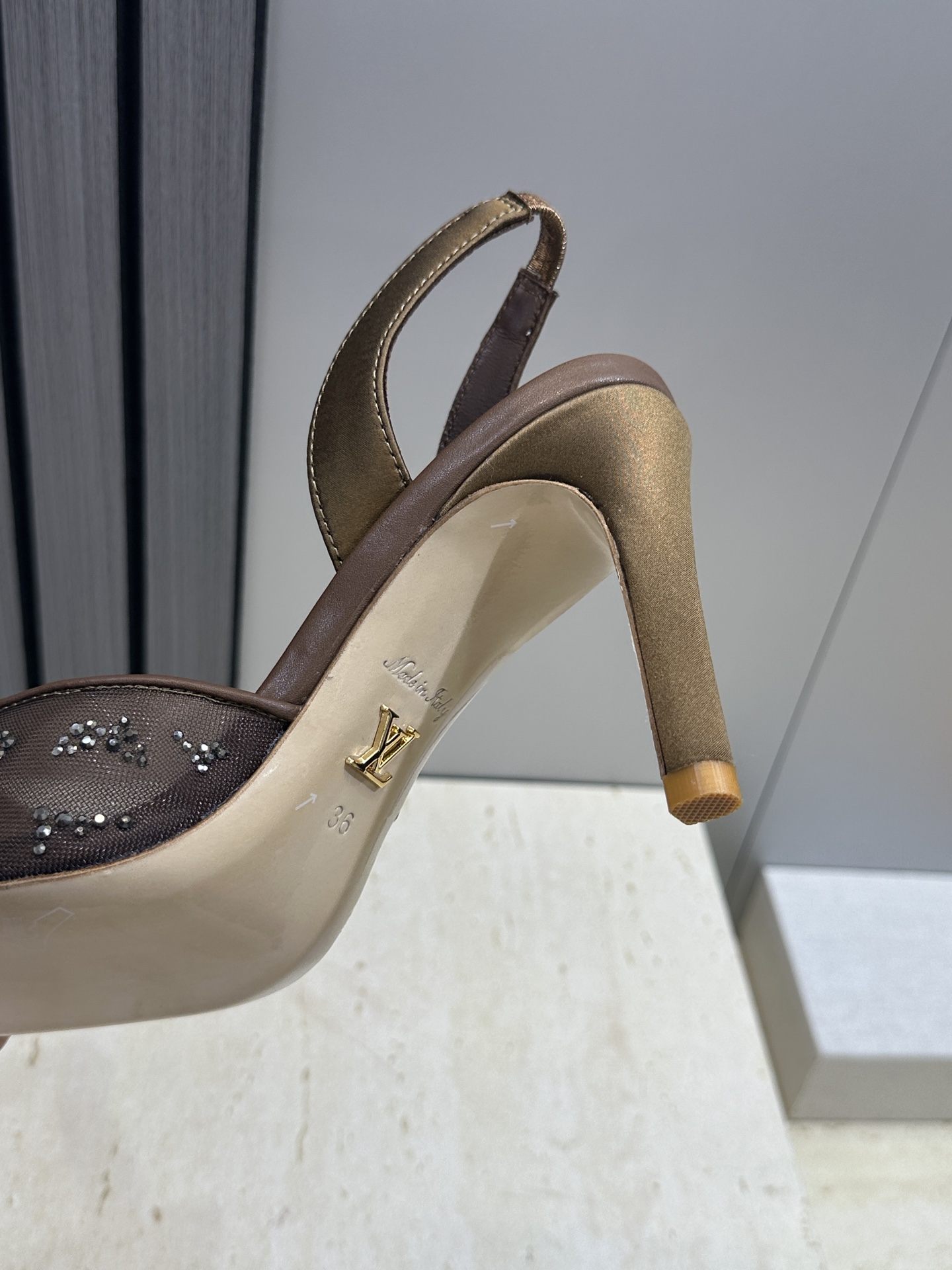 Louis Vuitton 2026早春新款高跟水钻女鞋 LV 字母logo烫钻细跟尖头拼色后空凉拖鞋材