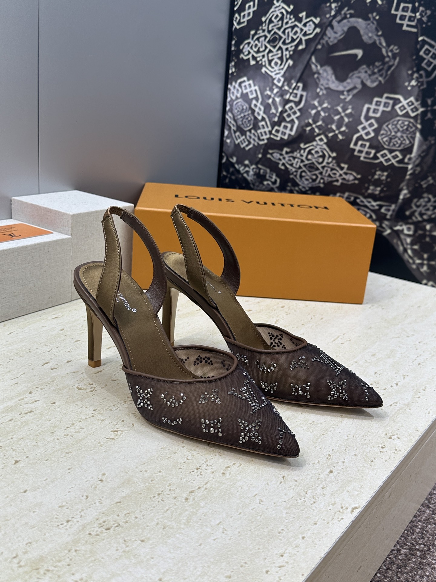Louis Vuitton 2026早春新款高跟水钻女鞋 LV 字母logo烫钻细跟尖头拼色后空凉拖鞋材