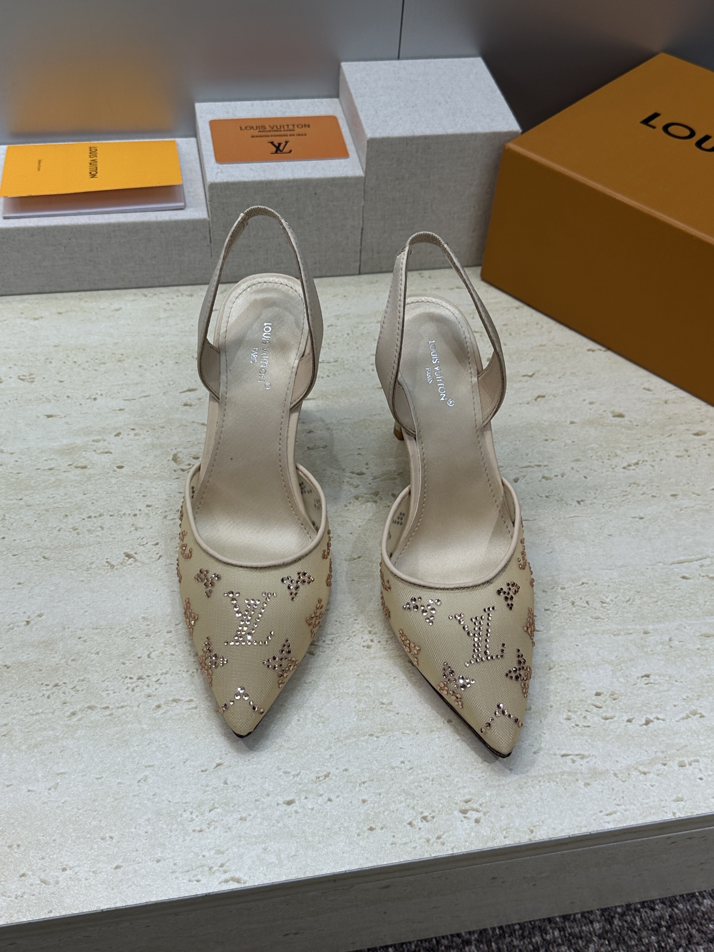 Louis Vuitton 2026早春新款高跟水钻女鞋 LV 字母logo烫钻细跟尖头拼色后空凉拖鞋材