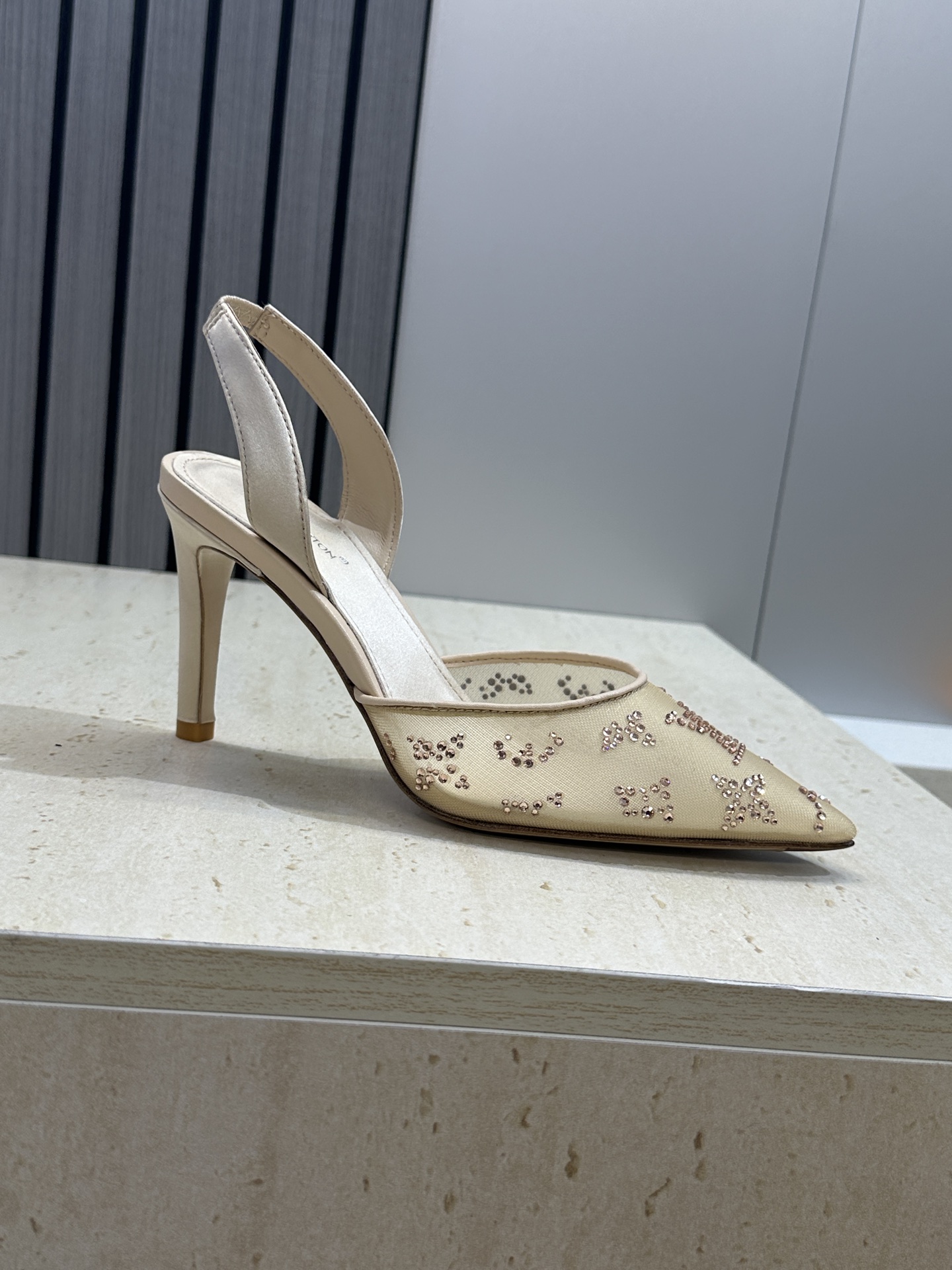 Louis Vuitton 2026早春新款高跟水钻女鞋 LV 字母logo烫钻细跟尖头拼色后空凉拖鞋材