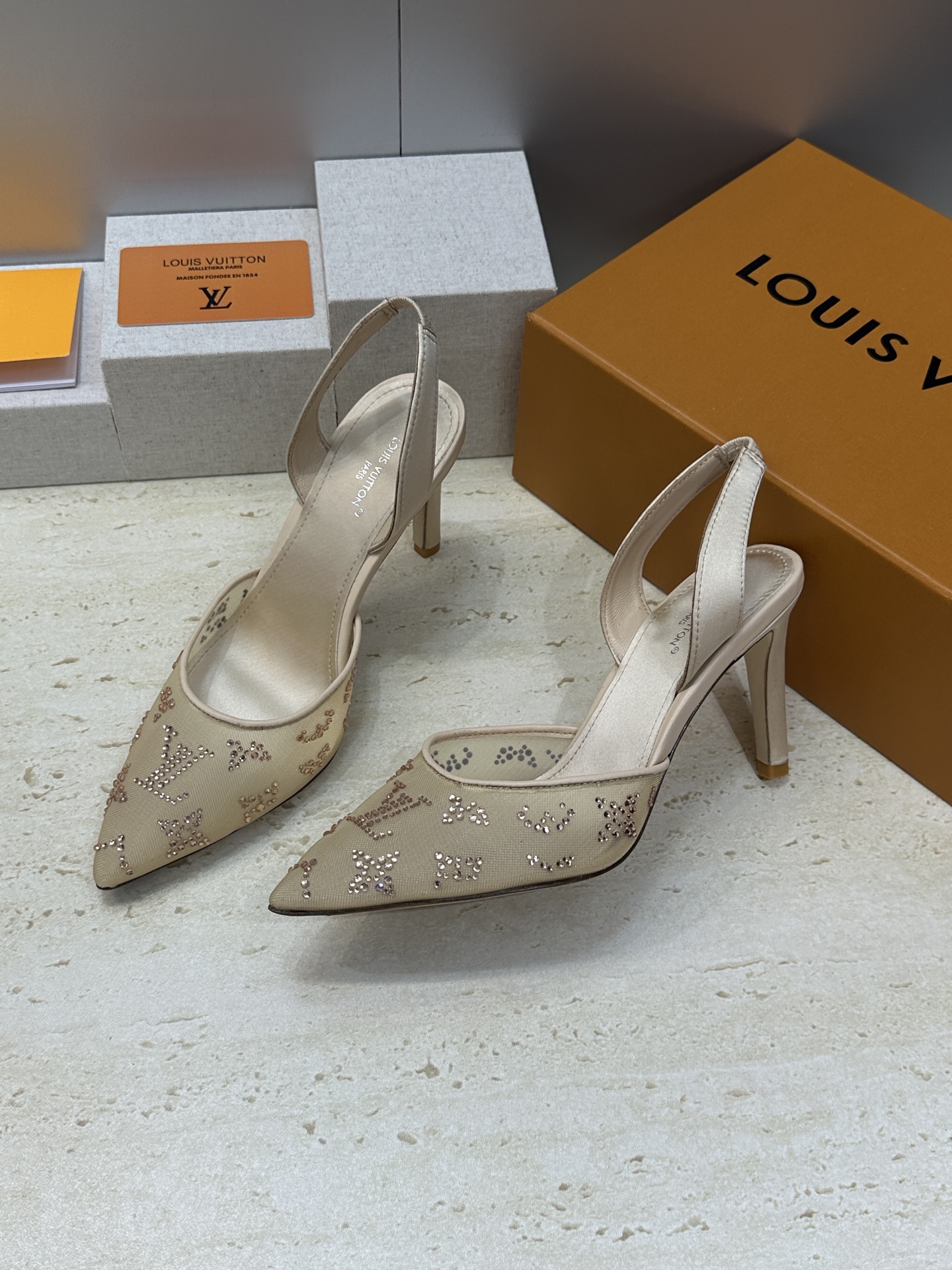 Louis Vuitton 2026早春新款高跟水钻女鞋 LV 字母logo烫钻细跟尖头拼色后空凉拖鞋材