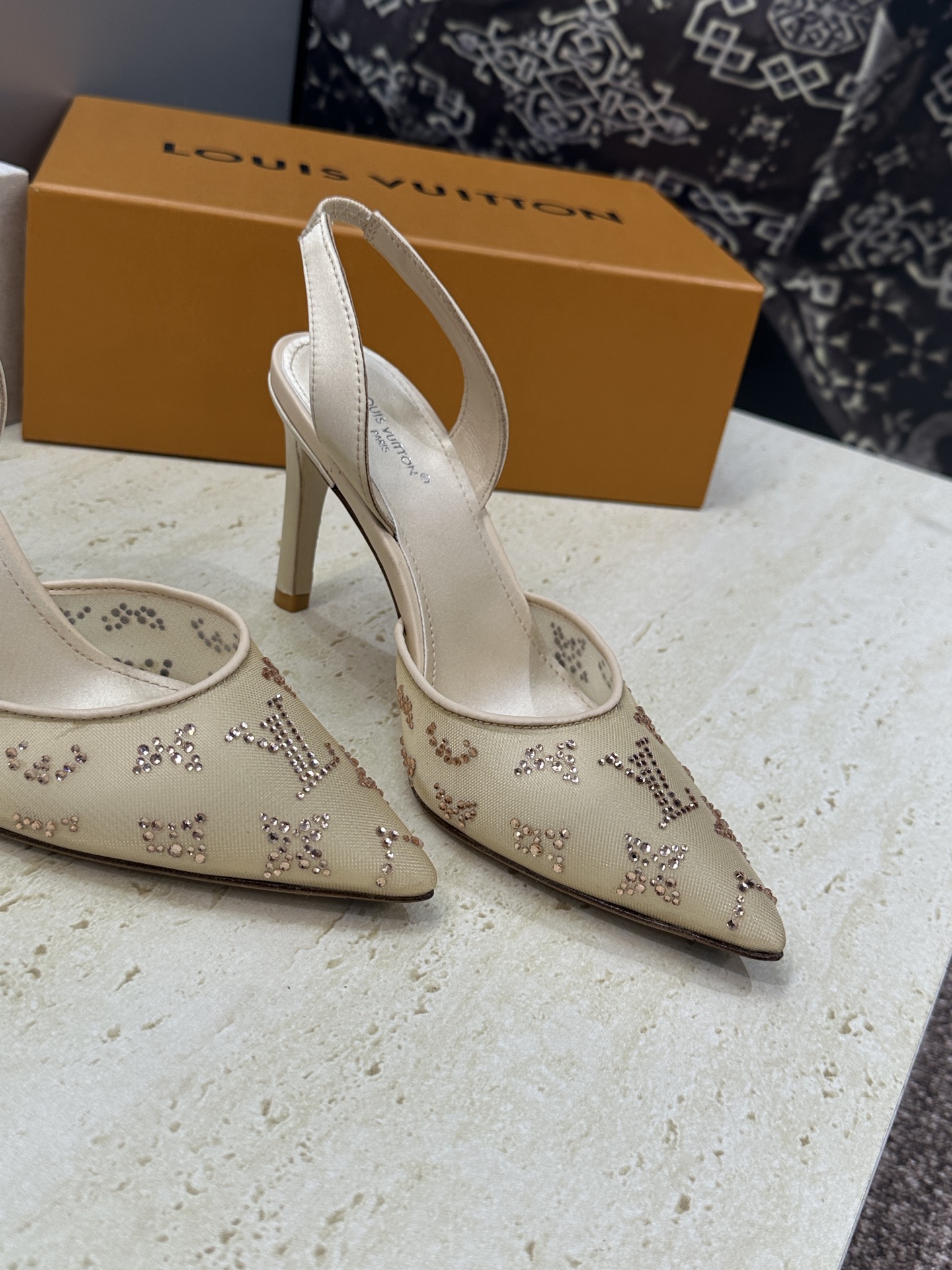Louis Vuitton 2026早春新款高跟水钻女鞋 LV 字母logo烫钻细跟尖头拼色后空凉拖鞋材