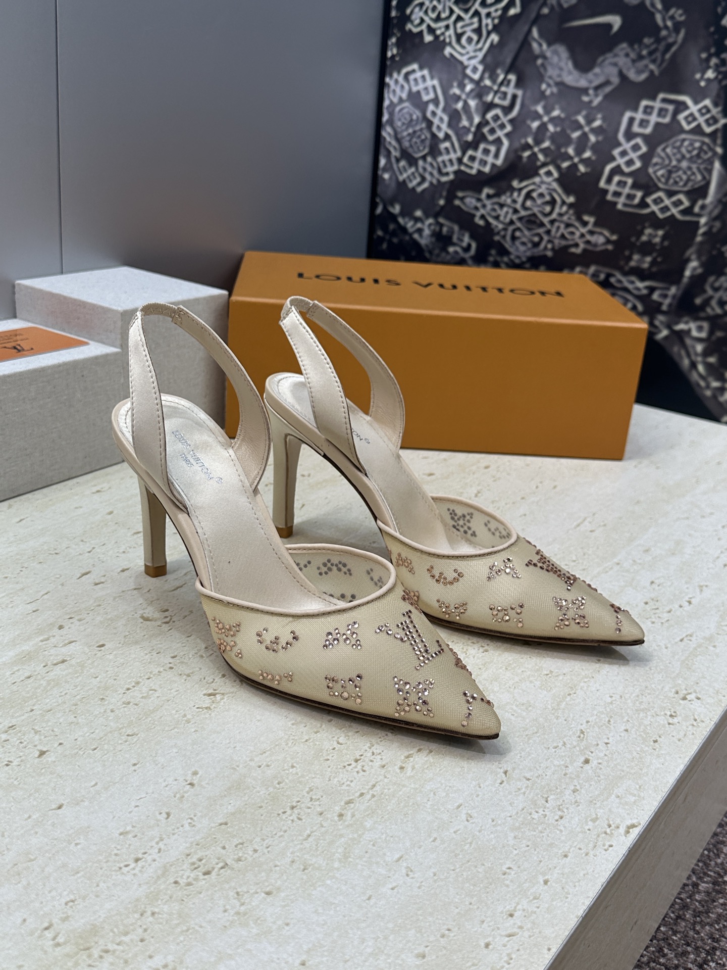 NO:816482,Louis Vuitton 2026 early spring new high-heeled rhinestone women's shoes LV letter logo hot-drilled stiletto heel pointed toe color-blocking back empty sandals material upper imported environmentally friendly breathable mesh inlaid with hot Australian rhinestones + water-dyed sheepskin lining + Italian injection molded leather outsole Heel height: 8.5CM Size35-41 (40.41 customized non-refundable), high-heeled sandals, louis vuitton, louis vuitton, sandals, high  heels,slippers,sheepskin,leather soles19860909Louis Vuitton 2026早春新款高跟水钻女鞋 LV 字母logo烫钻细跟尖头拼色后空凉拖鞋 材质鞋面进口环保透气网面镶烫澳洲水钻+水染羊皮内里+意大利注塑真皮大底 跟高:8.5CM Size35-41(40.41定制不退换）,高跟鞋凉鞋,louis vuitton,louis vuitton,sandals,high heels,slippers,sheepskin,Leather soles,Women's Shoes