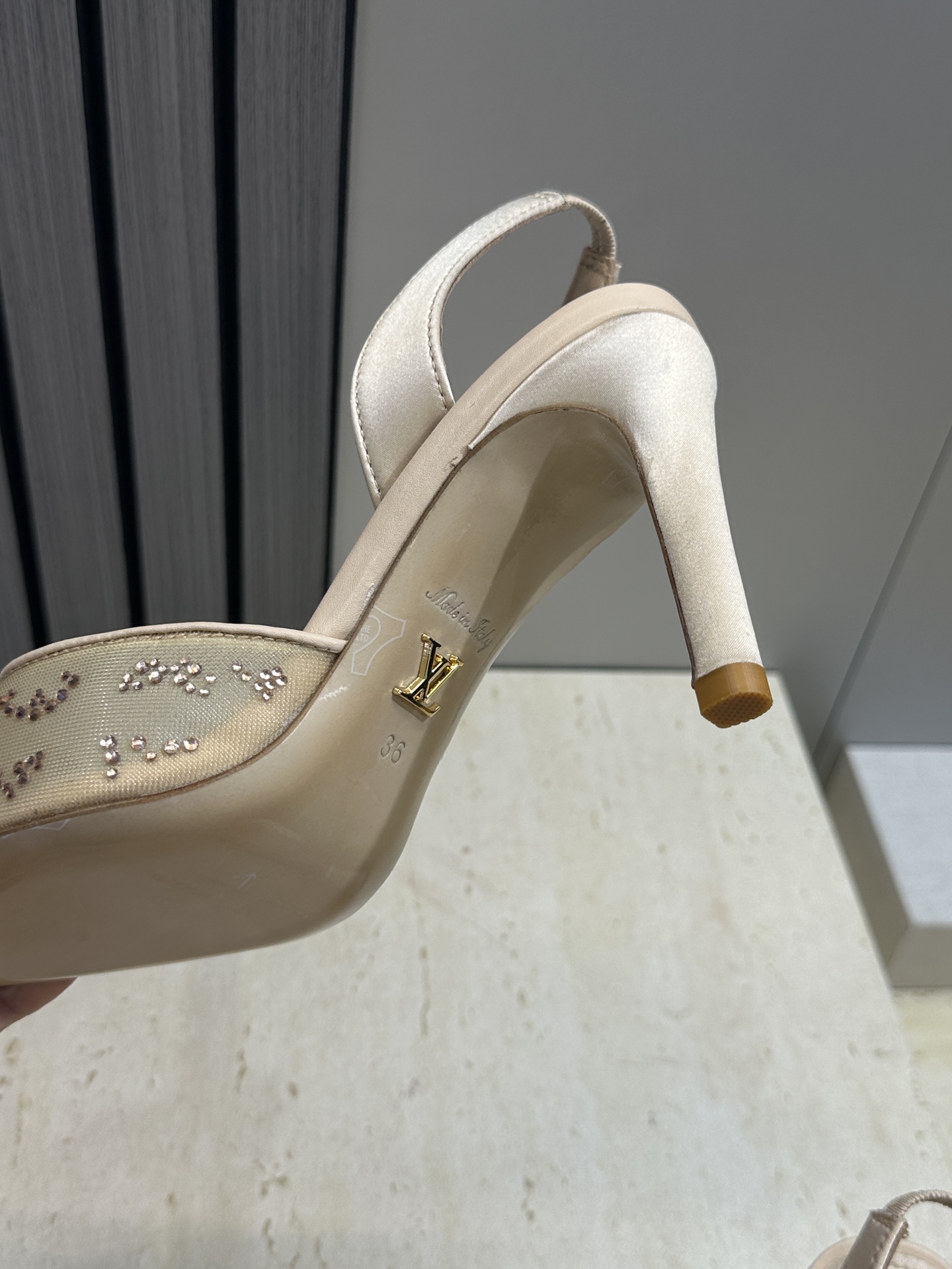 Louis Vuitton 2026早春新款高跟水钻女鞋 LV 字母logo烫钻细跟尖头拼色后空凉拖鞋材