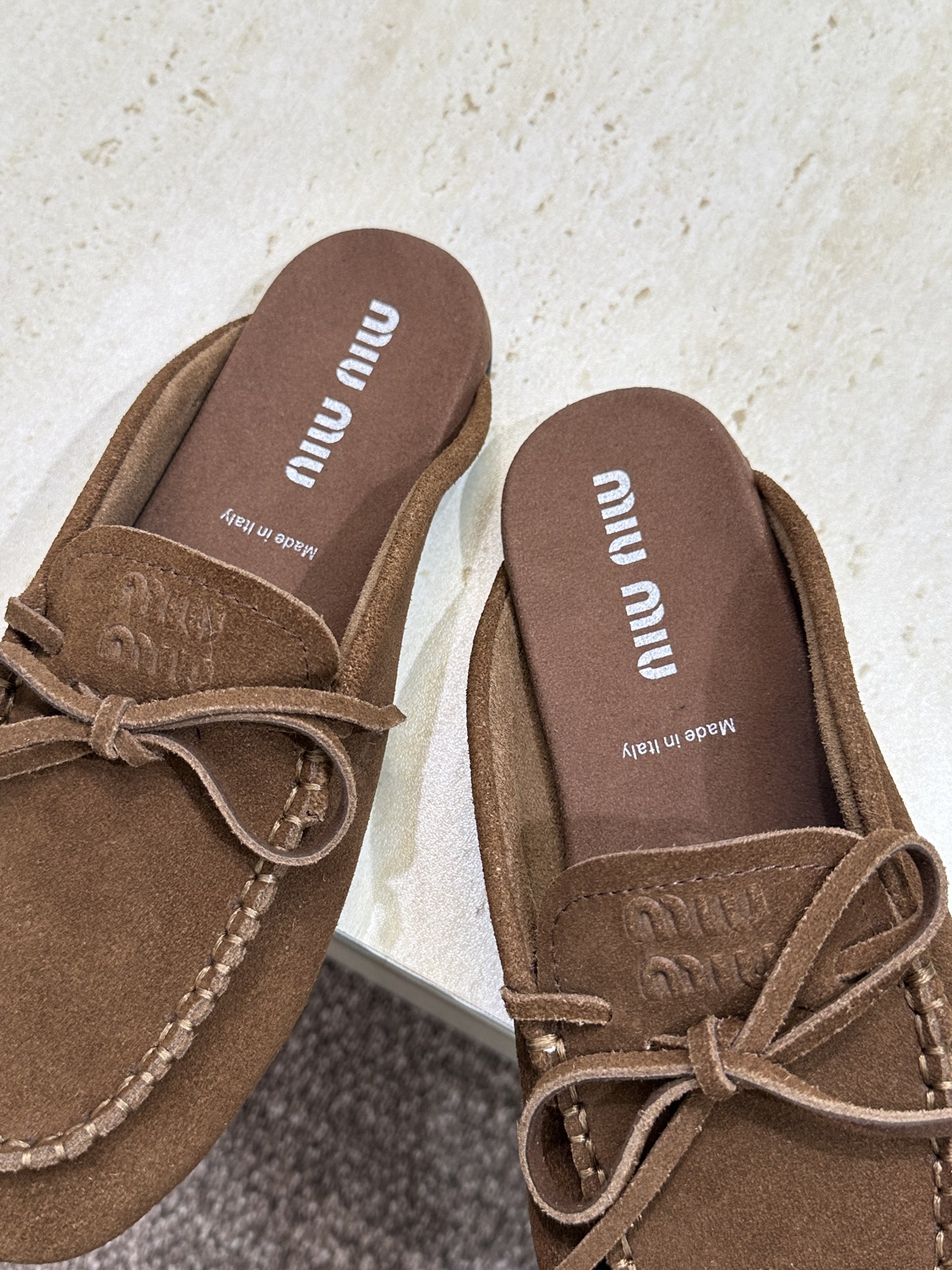 Miumiu 缪缪 2026春夏新款流苏蝴蝶结豆豆女鞋 明星同款字母logo平底圆头舒适穆勒凉拖鞋 材质 Miumiu 缪缪 2026春夏新款流苏蝴蝶结豆豆女鞋 明星同款字母logo平底圆头舒适穆勒凉拖鞋 材质