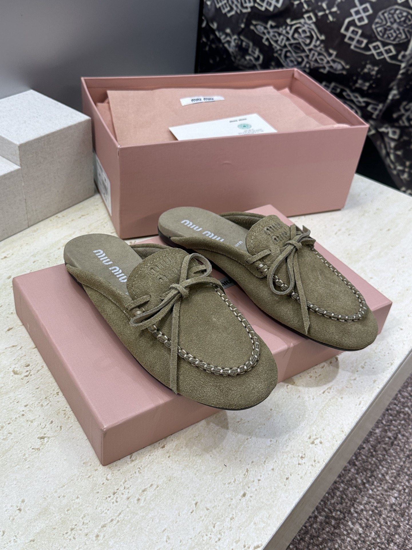 Miumiu 缪缪 2026春夏新款流苏蝴蝶结豆豆女鞋 明星同款字母logo平底圆头舒适穆勒凉拖鞋 材质