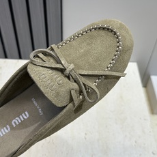 Miumiu 缪缪 2026春夏新款流苏蝴蝶结豆豆女鞋 明星同款字母logo平底圆头舒适穆勒凉拖鞋 材质 Miumiu 缪缪 2026春夏新款流苏蝴蝶结豆豆女鞋 明星同款字母logo平底圆头舒适穆勒凉拖鞋 材质