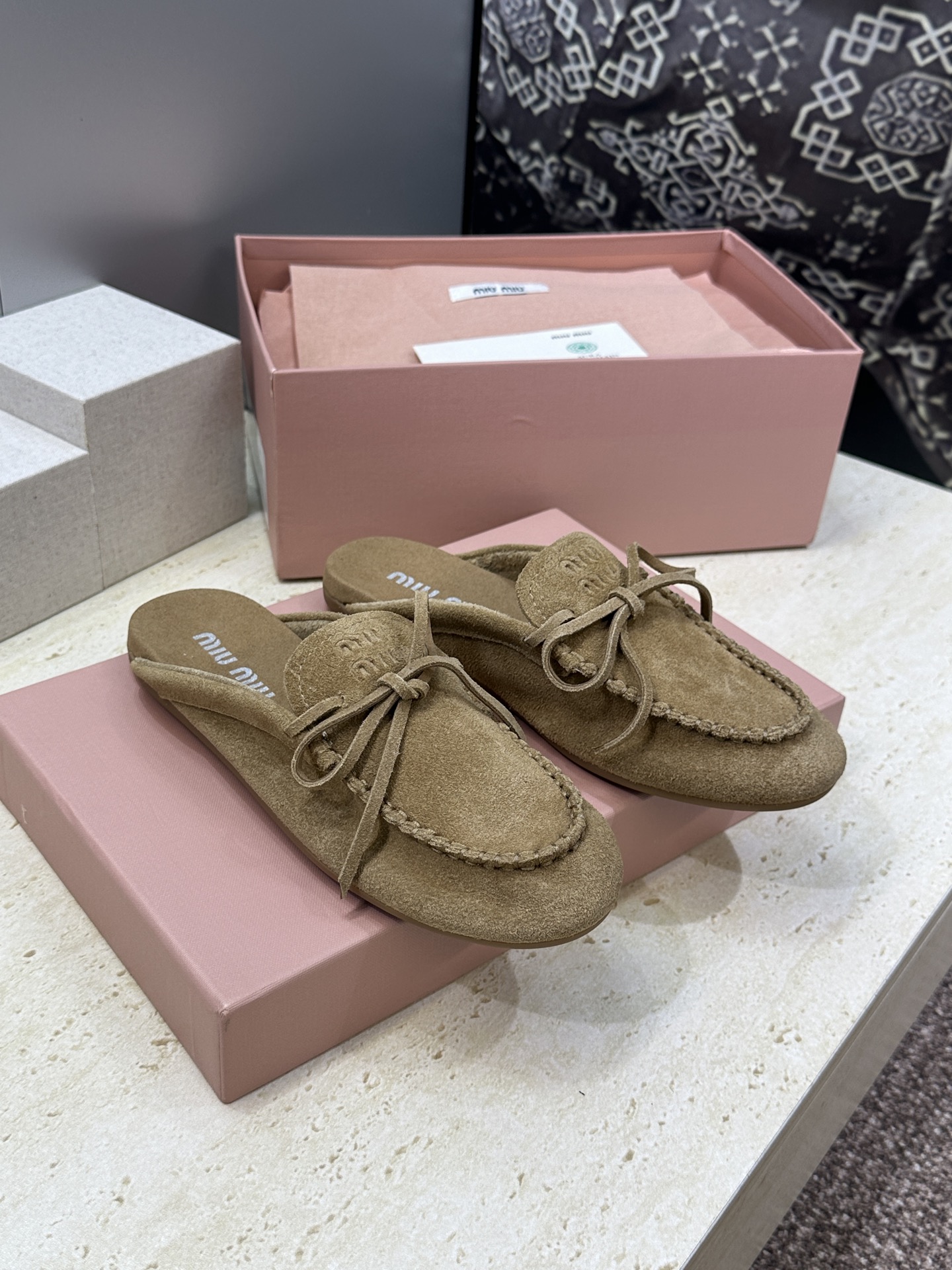 NO:816473,Miumiu 2026 spring and summer new tassel bow beanie women's shoes, star's same letter logo flat bottom round toe comfortable mule slippers Material: imported cowhide leather upper + cowhide leather lining + original molded outsole Size: 35-41 (40.41 custom-made, non-refundable and non-exchangeable), loafers and half-slippers, miumiu, loafers, slippers19860909Miumiu 缪缪 2026春夏新款流苏蝴蝶结豆豆女鞋 明星同款字母logo平底圆头舒适穆勒凉拖鞋 材质:鞋面进口牛猄皮+牛猄皮内里+原版开模大底 Size: 35-41(40.41定做不退不换）,乐福鞋半拖,miumiu,loafers,slippers,Women's Shoes
