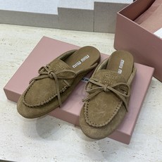 Miumiu 缪缪 2026春夏新款流苏蝴蝶结豆豆女鞋 明星同款字母logo平底圆头舒适穆勒凉拖鞋 材质 Miumiu 缪缪 2026春夏新款流苏蝴蝶结豆豆女鞋 明星同款字母logo平底圆头舒适穆勒凉拖鞋 材质