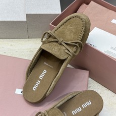 Miumiu 缪缪 2026春夏新款流苏蝴蝶结豆豆女鞋 明星同款字母logo平底圆头舒适穆勒凉拖鞋 材质 Miumiu 缪缪 2026春夏新款流苏蝴蝶结豆豆女鞋 明星同款字母logo平底圆头舒适穆勒凉拖鞋 材质