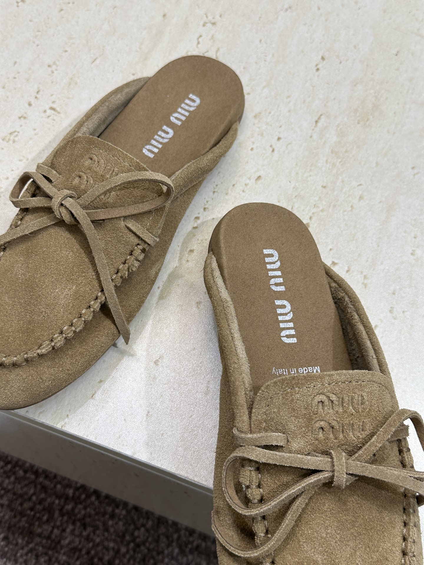 Miumiu 缪缪 2026春夏新款流苏蝴蝶结豆豆女鞋 明星同款字母logo平底圆头舒适穆勒凉拖鞋 材质 Miumiu 缪缪 2026春夏新款流苏蝴蝶结豆豆女鞋 明星同款字母logo平底圆头舒适穆勒凉拖鞋 材质