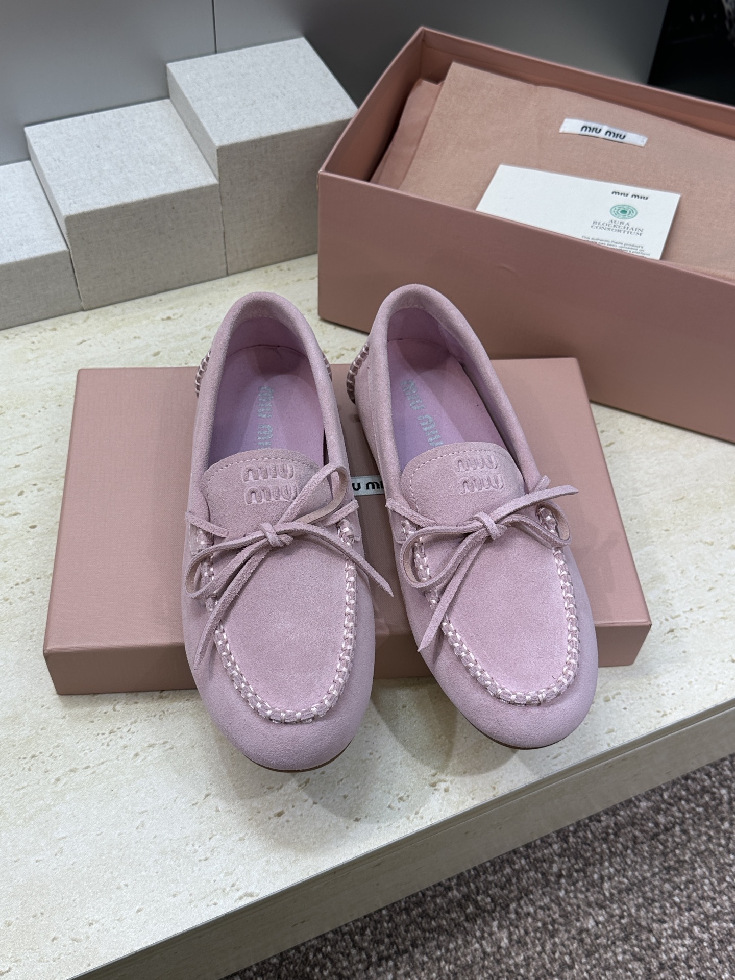 Miumiu 缪缪 2026春夏新款流苏蝴蝶结豆豆女鞋 明星同款字母logo平底圆头舒适乐福鞋 材质:鞋 Miumiu 缪缪 2026春夏新款流苏蝴蝶结豆豆女鞋 明星同款字母logo平底圆头舒适乐福鞋 材质:鞋