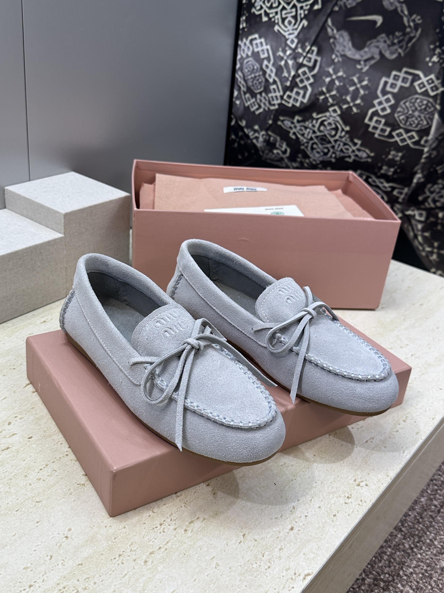 Miumiu 缪缪 2026春夏新款流苏蝴蝶结豆豆女鞋 明星同款字母logo平底圆头舒适乐福鞋 材质:鞋