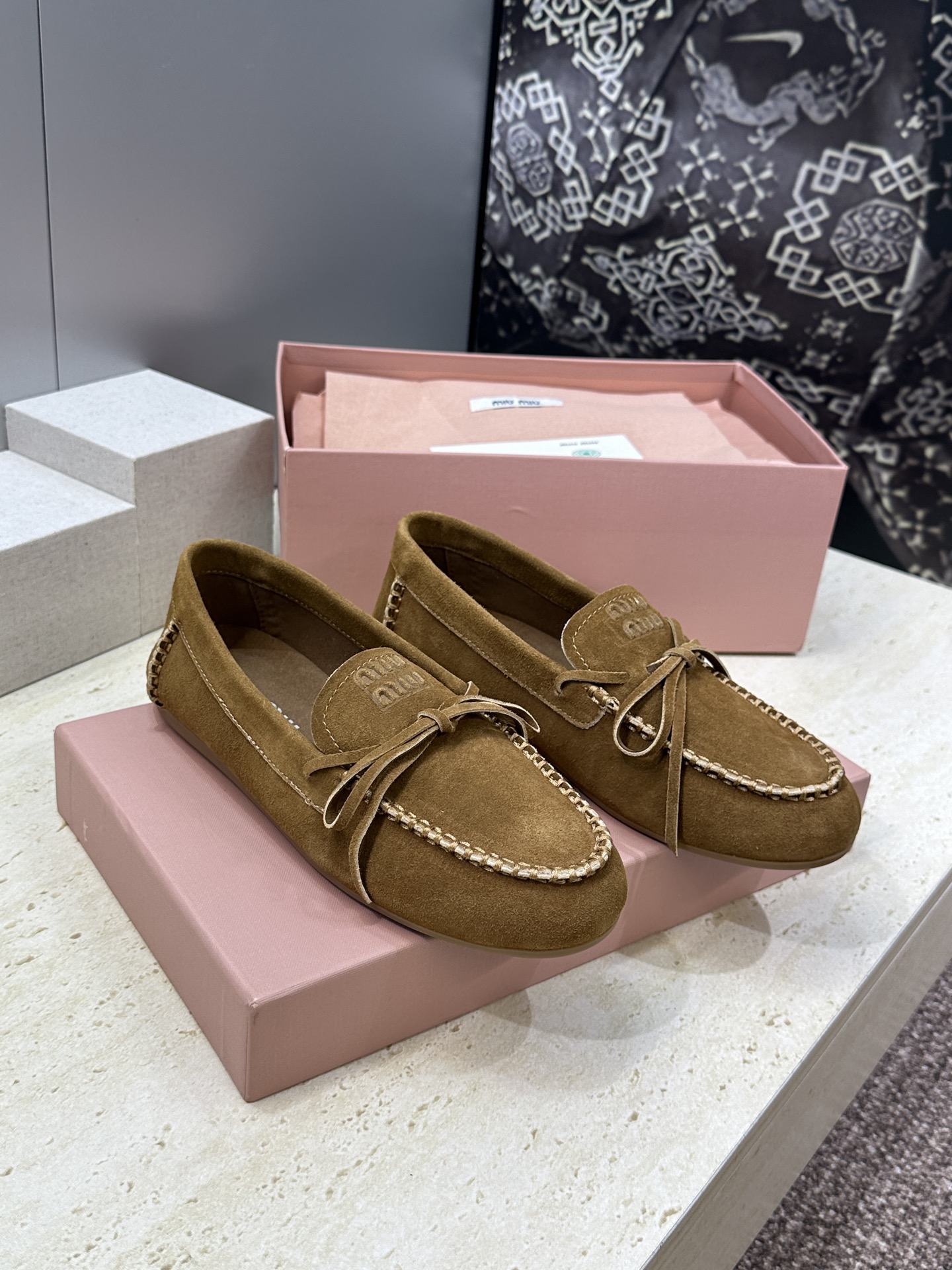 NO:816476,Miumiu 2026 spring and summer new tassel bow beanie women's shoes, star's same letter logo flat bottom round toe comfortable loafers Material: imported cowhide leather upper + cowhide leather lining + original molded outsole Size: 35-41 (40.41 custom-made, non-refundable and non-exchangeable), loafers half-slippers, miumiu, loafers19860909Miumiu 缪缪 2026春夏新款流苏蝴蝶结豆豆女鞋 明星同款字母logo平底圆头舒适乐福鞋 材质:鞋面进口牛猄皮+牛猄皮内里+原版开模大底 Size: 35-41(40.41定做不退不换）,乐福鞋半拖,miumiu,loafers,Women's Shoes