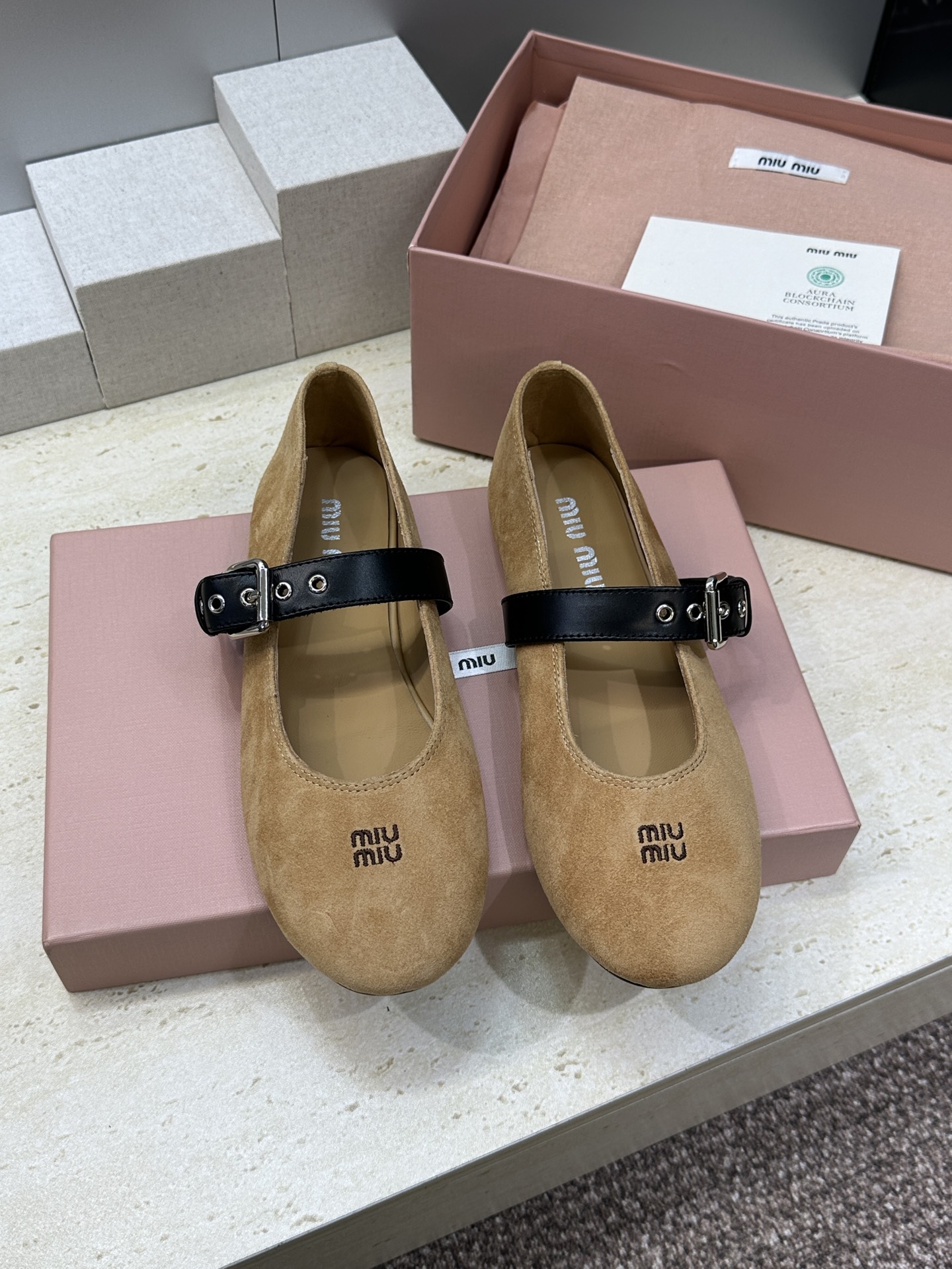 Miumiu 2026春夏新款芭蕾舞女鞋 缪缪字母logo五金扣平底圆头拼色玛丽珍乐福单鞋材质:鞋面进口 Miumiu 2026春夏新款芭蕾舞女鞋 缪缪字母logo五金扣平底圆头拼色玛丽珍乐福单鞋材质:鞋面进口
