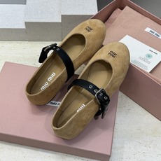 Miumiu 2026春夏新款芭蕾舞女鞋 缪缪字母logo五金扣平底圆头拼色玛丽珍乐福单鞋材质:鞋面进口 Miumiu 2026春夏新款芭蕾舞女鞋 缪缪字母logo五金扣平底圆头拼色玛丽珍乐福单鞋材质:鞋面进口