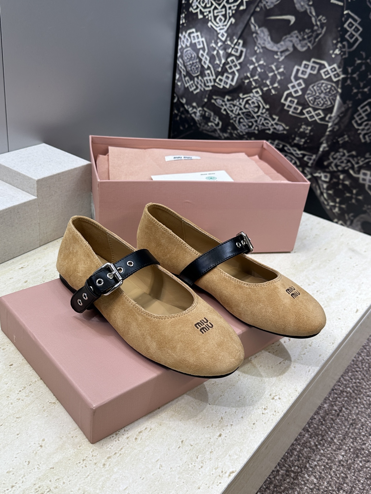 Miumiu 2026春夏新款芭蕾舞女鞋 缪缪字母logo五金扣平底圆头拼色玛丽珍乐福单鞋材质:鞋面进口