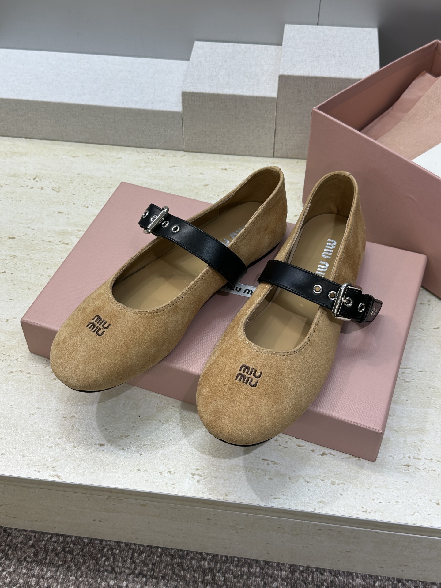 Miumiu 2026春夏新款芭蕾舞女鞋 缪缪字母logo五金扣平底圆头拼色玛丽珍乐福单鞋材质:鞋面进口 Miumiu 2026春夏新款芭蕾舞女鞋 缪缪字母logo五金扣平底圆头拼色玛丽珍乐福单鞋材质:鞋面进口