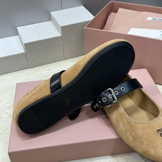 Miumiu 2026春夏新款芭蕾舞女鞋 缪缪字母logo五金扣平底圆头拼色玛丽珍乐福单鞋材质:鞋面进口 Miumiu 2026春夏新款芭蕾舞女鞋 缪缪字母logo五金扣平底圆头拼色玛丽珍乐福单鞋材质:鞋面进口