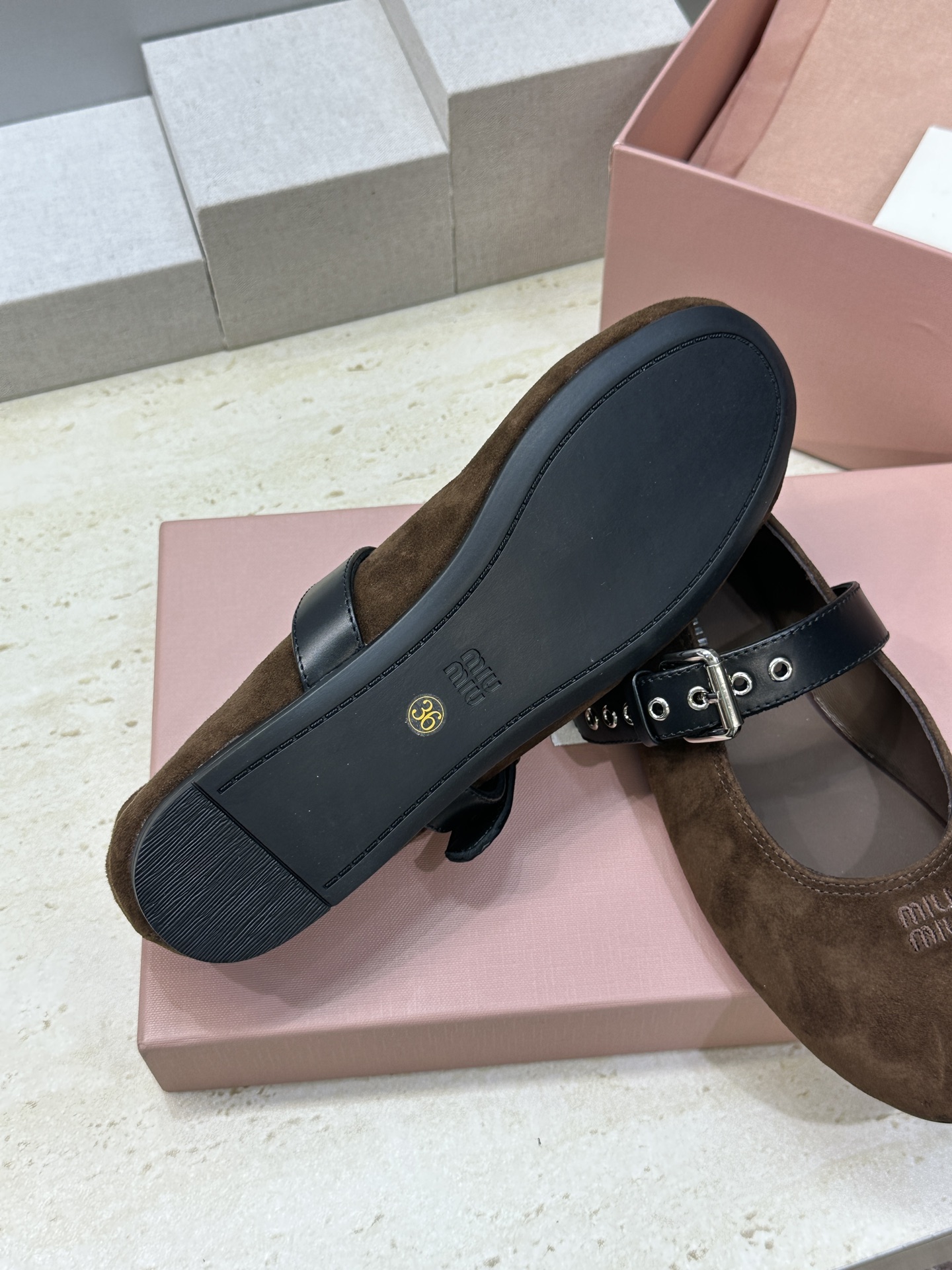 Miumiu 2026春夏新款芭蕾舞女鞋 缪缪字母logo五金扣平底圆头拼色玛丽珍乐福单鞋材质:鞋面进口