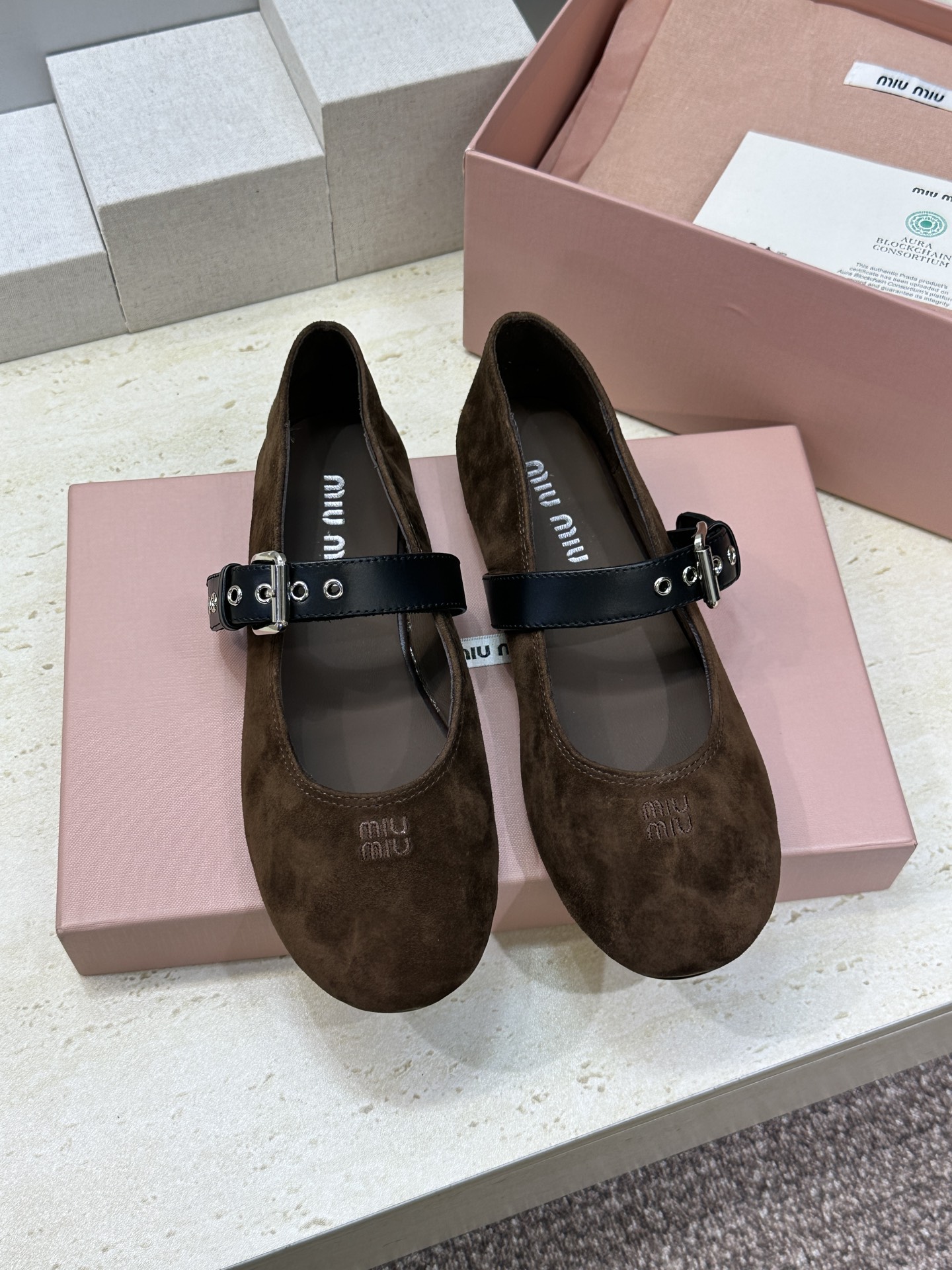 Miumiu 2026春夏新款芭蕾舞女鞋 缪缪字母logo五金扣平底圆头拼色玛丽珍乐福单鞋材质:鞋面进口