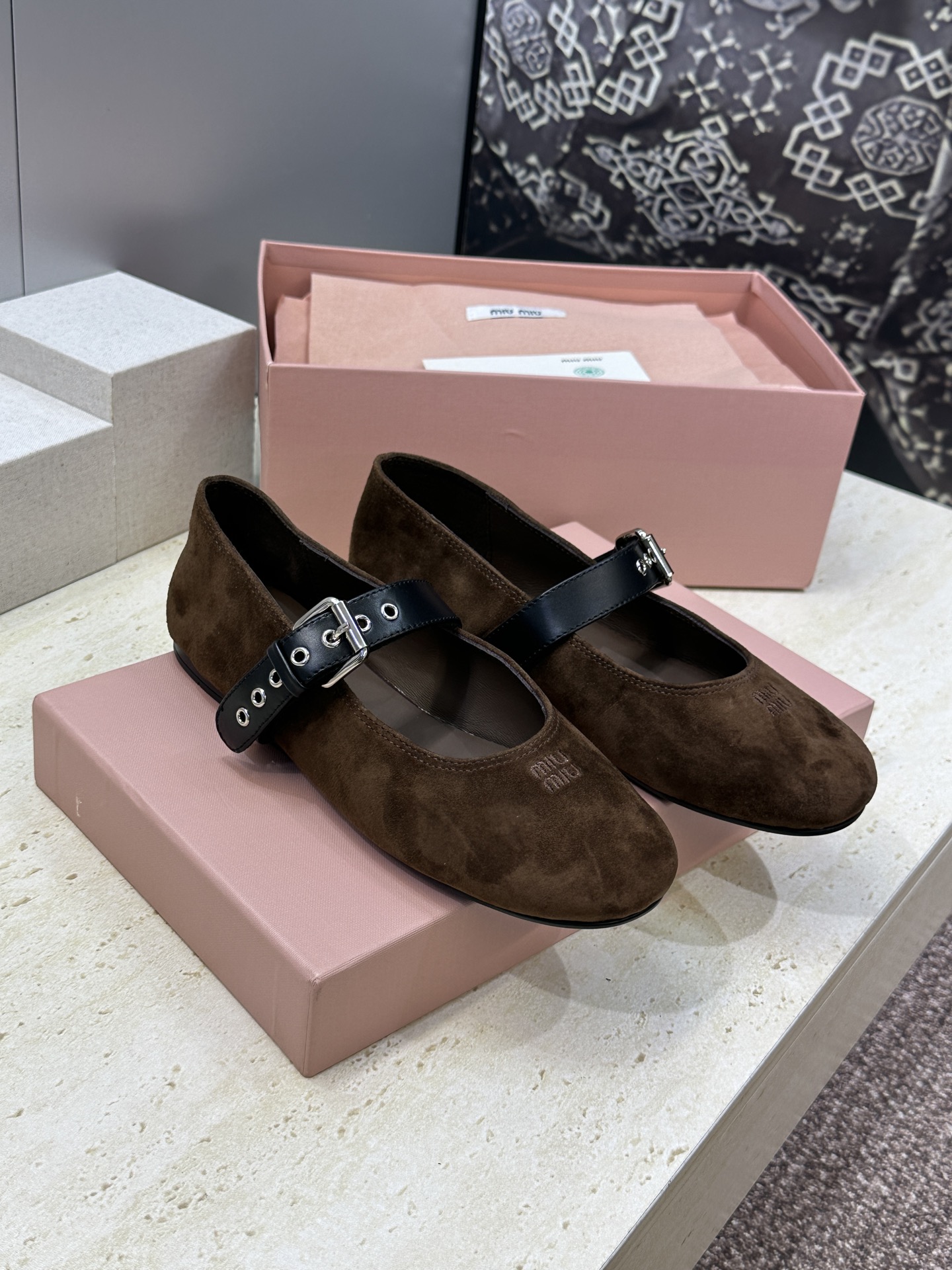 Miumiu 2026春夏新款芭蕾舞女鞋 缪缪字母logo五金扣平底圆头拼色玛丽珍乐福单鞋材质:鞋面进口